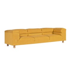 Divano Cypress rivestito in tessuto giallo di Bow and Arrow