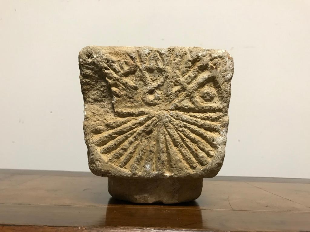 Zypriot, byzantinischer Kalkstein-Mortar mit handgeschnitzter abstrakter Dekoration im Angebot 3