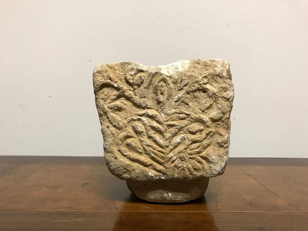 Zypriot, byzantinischer Kalkstein-Mortar mit handgeschnitzter abstrakter Dekoration (Klassisch-römisch) im Angebot