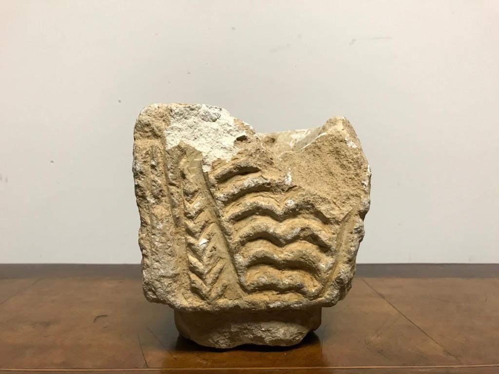 Zypriot, byzantinischer Kalkstein-Mortar mit handgeschnitzter abstrakter Dekoration (Handgeschnitzt) im Angebot