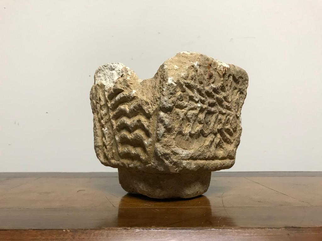 Zypriot, byzantinischer Kalkstein-Mortar mit handgeschnitzter abstrakter Dekoration (18. Jahrhundert und früher) im Angebot