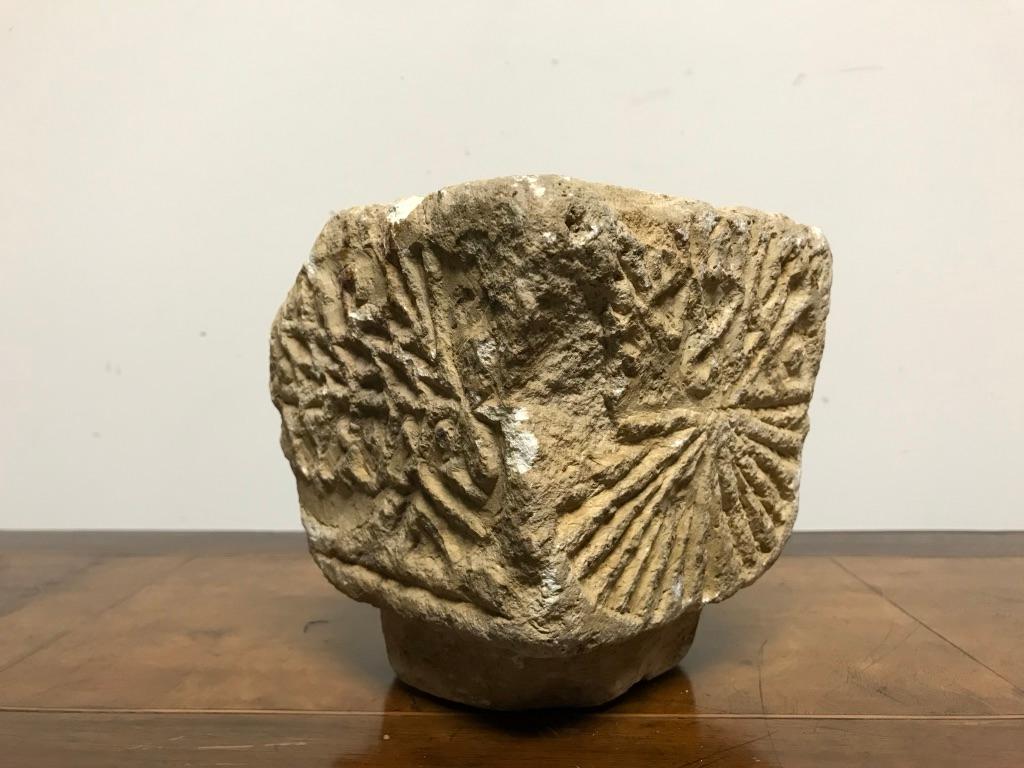 Zypriot, byzantinischer Kalkstein-Mortar mit handgeschnitzter abstrakter Dekoration im Angebot 2