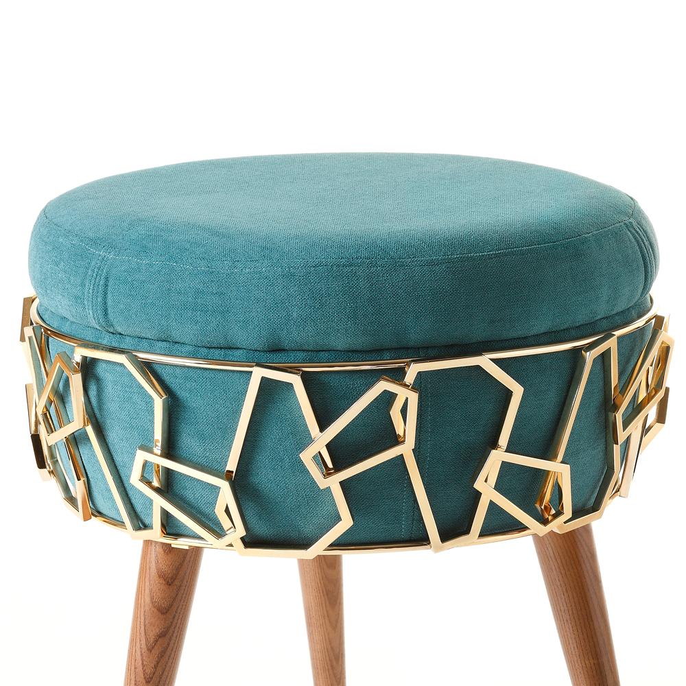 Tabouret Chypre avec structure en bois massif,
recouvert d'un tissu en velours turquoise. Détails dans
laiton poli, avec des pieds en bois.
 