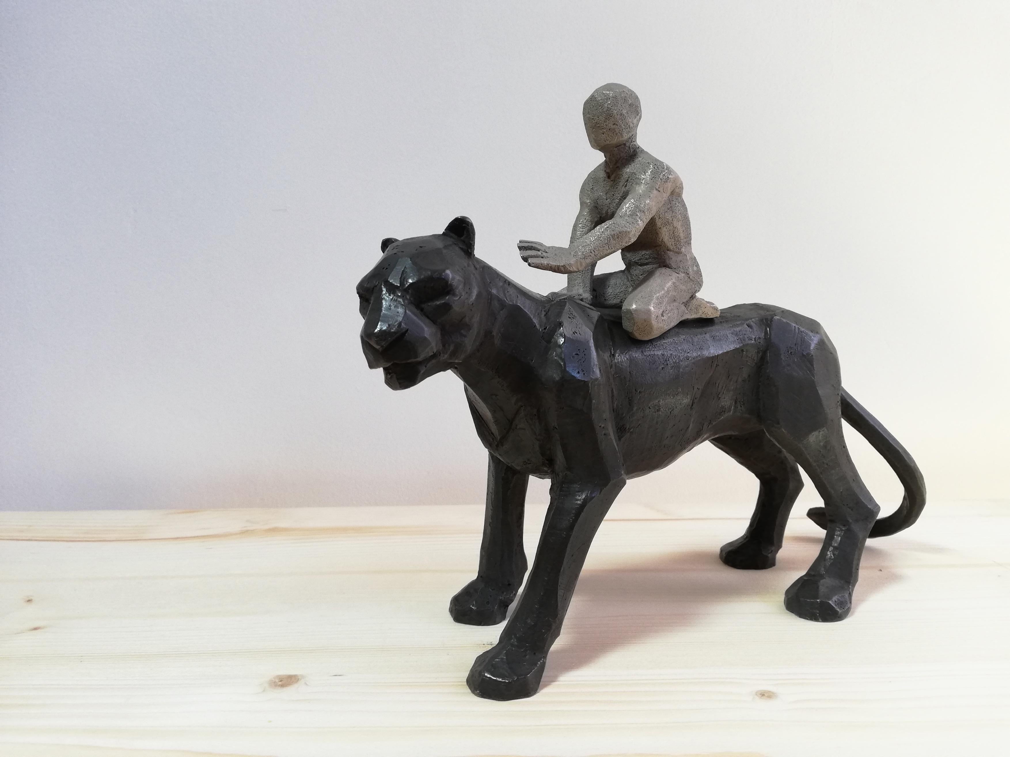 Escultura de bronce Passeur d'Ames de un niño a lomos de una pantera negra - Sculpture Contemporáneo de Cyrille André
