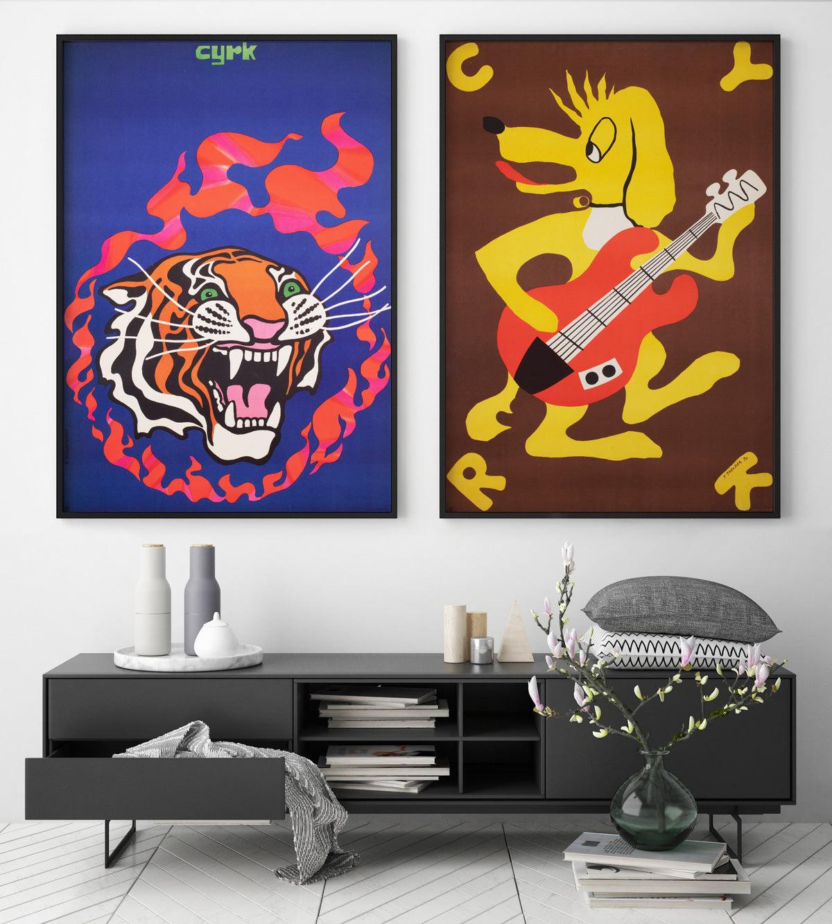 Wir lieben dieses polnische CRYK (Zirkus)-Plakat aus dem Jahr 1970. Das Design des Feuertigers von Tadeusz Jodlowski ist ein echter Knaller!
Das 