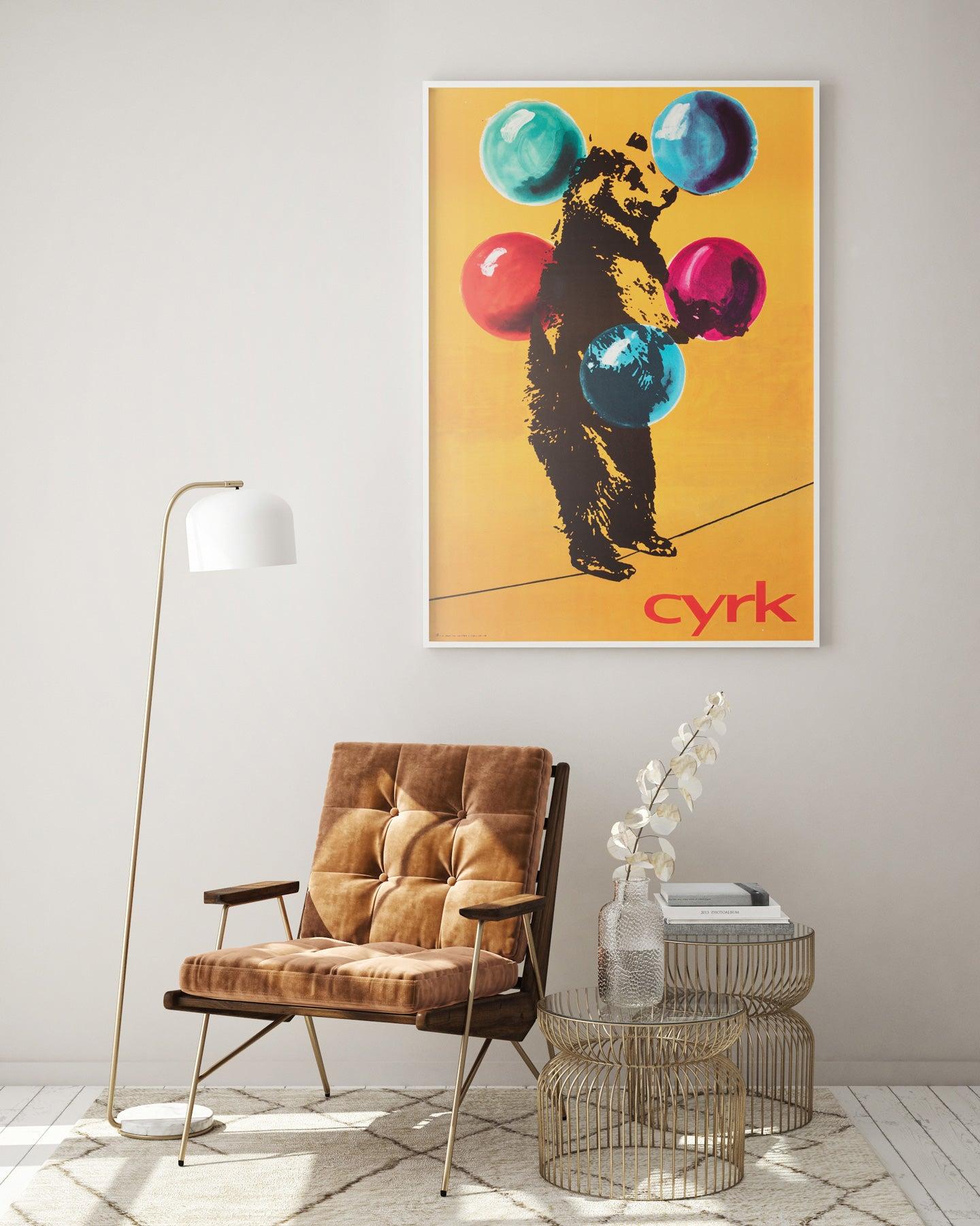Magnifique affiche originale polonaise de cyrk (cirque) représentant un ours funambule jongleur. Merveilleux design pop et avant-gardiste.
L'affiche de cirque 