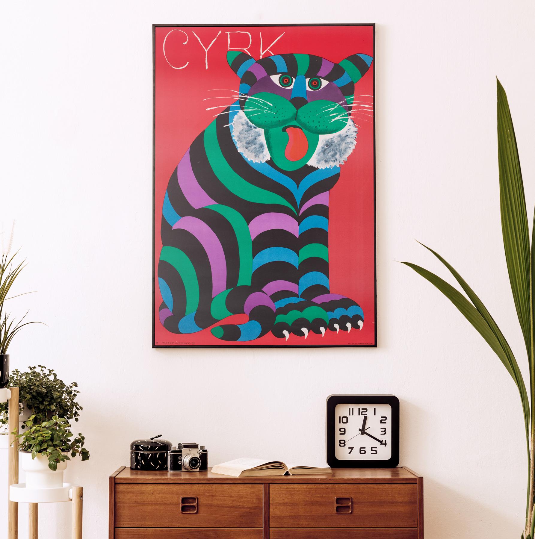 Original polnisches Cyrk (Zirkus) Plakat mit einem wunderbar psychedelischen großen gestreiften Katzenmotiv von Hubert Hilscher. Super seltene Erstauflage.

Das 