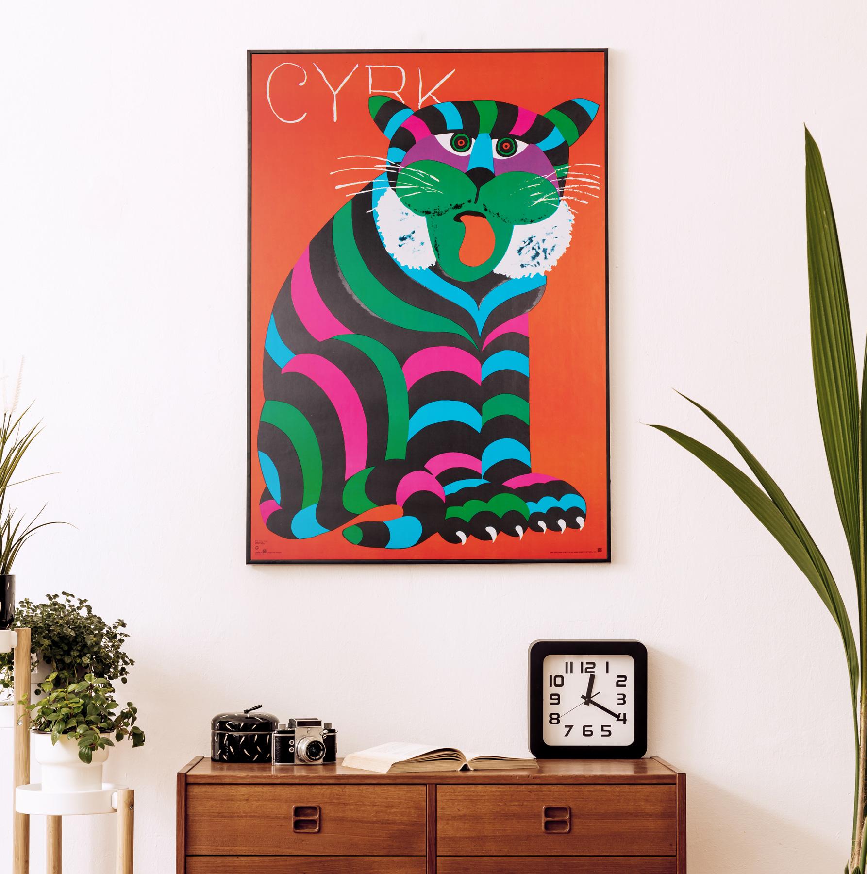 Cartel original polaco de cyrk (circo) con un gran gato rayado maravillosamente psicodélico diseñado por Hubert Hilscher.

El cartel de circo 