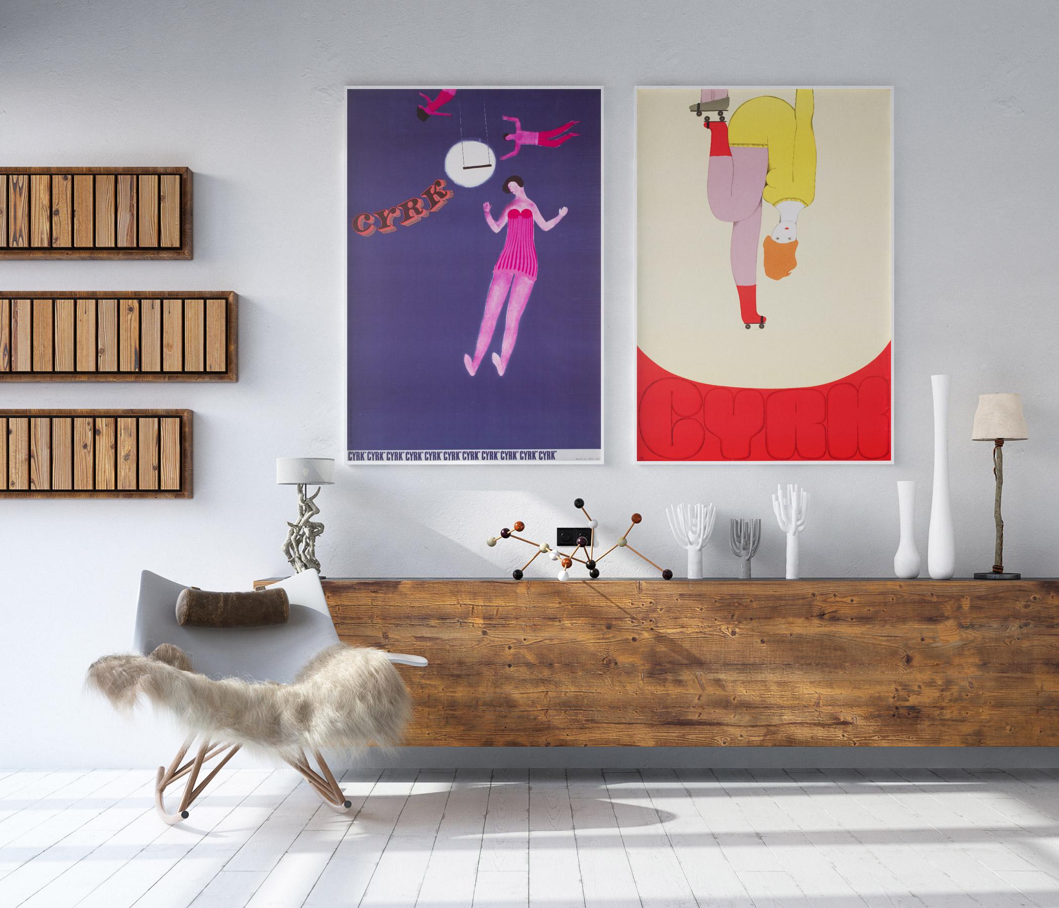 Einfach wunderschönes polnisches Cyrk (Zirkus)-Plakat in Erstausgabe mit einem fantastischen Traumdesign der polnischen Plakatkünstlerin Danuta Zukowska. Eine der wenigen Künstlerinnen in einem von Männern dominierten Bereich. Eine seltene frühe