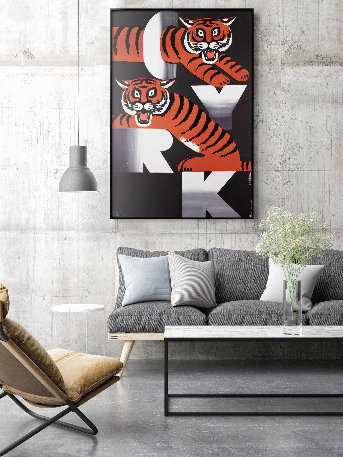 Eines unserer absoluten Lieblingsplakate!Â Original polnisches Cyrk (Zirkus) Plakat mit einem fabelhaften Two Growling TigersÂ Design von Wiktor Gorka, einem der berühmtesten Plakatkünstler Polens. Gorkas Design ist, wie viele seiner Arbeiten, kühl,