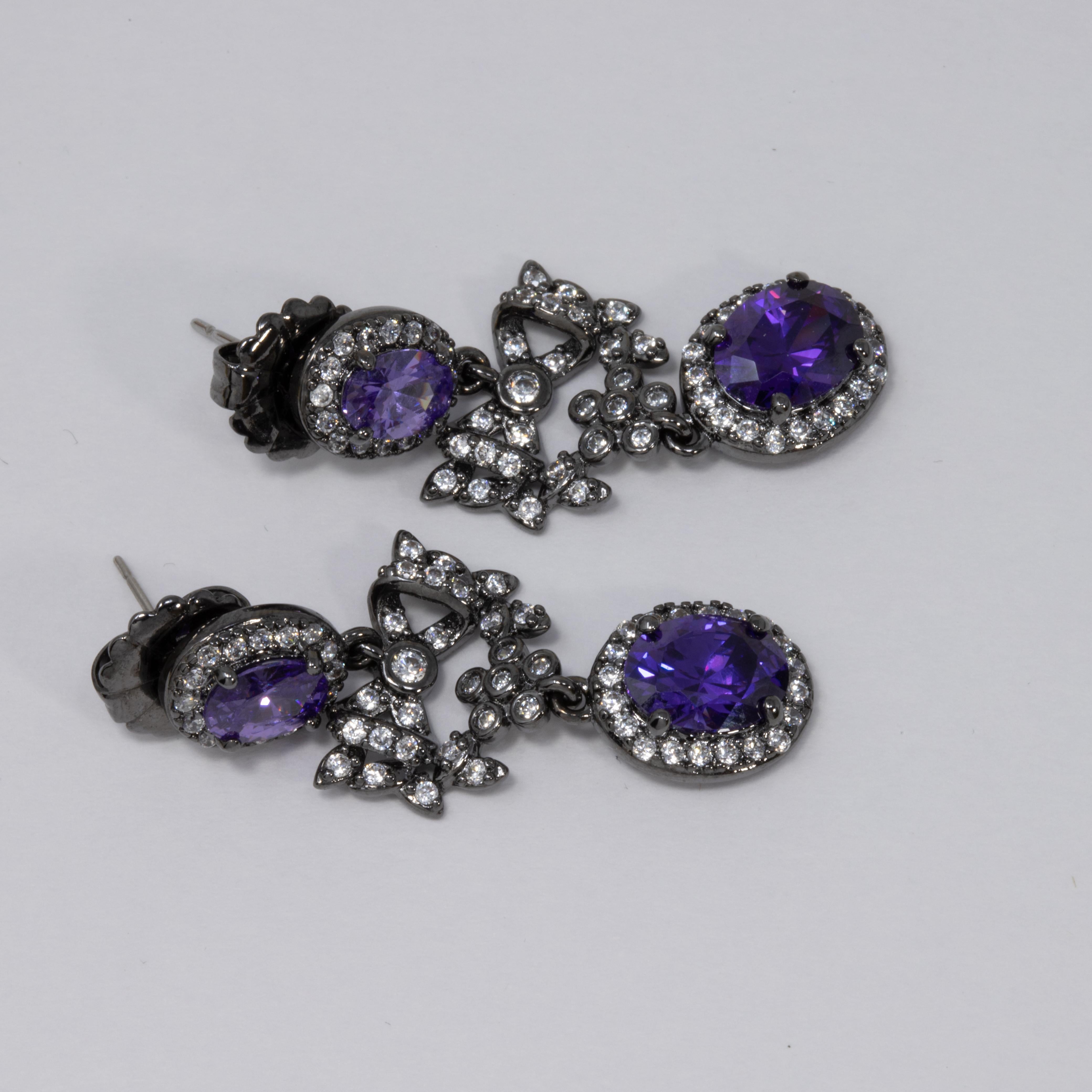 Boucles d'oreilles pendantes CZ par Kenneth Jay Lane en cristal et améthyste avec motifs en forme de nœud papillon, dos nu Neuf - En vente à Milford, DE