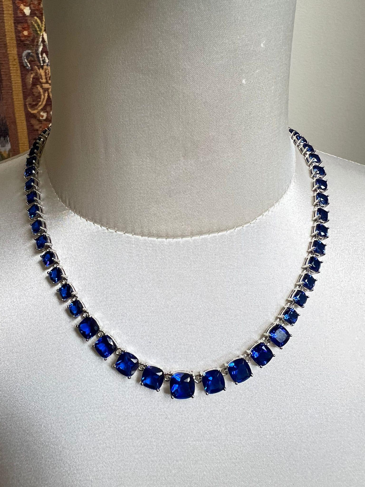 Collana con cuscino graduato in zirconia cubica CZ by Kenneth Jay Lane
Ottone rodiato e zirconia cubica
Lunghezza: 17″ / 43 cm
Marchi - Firma del designer
Condit - molto buono, lievi graffi e usura su tutto il metallo

........Informazioni