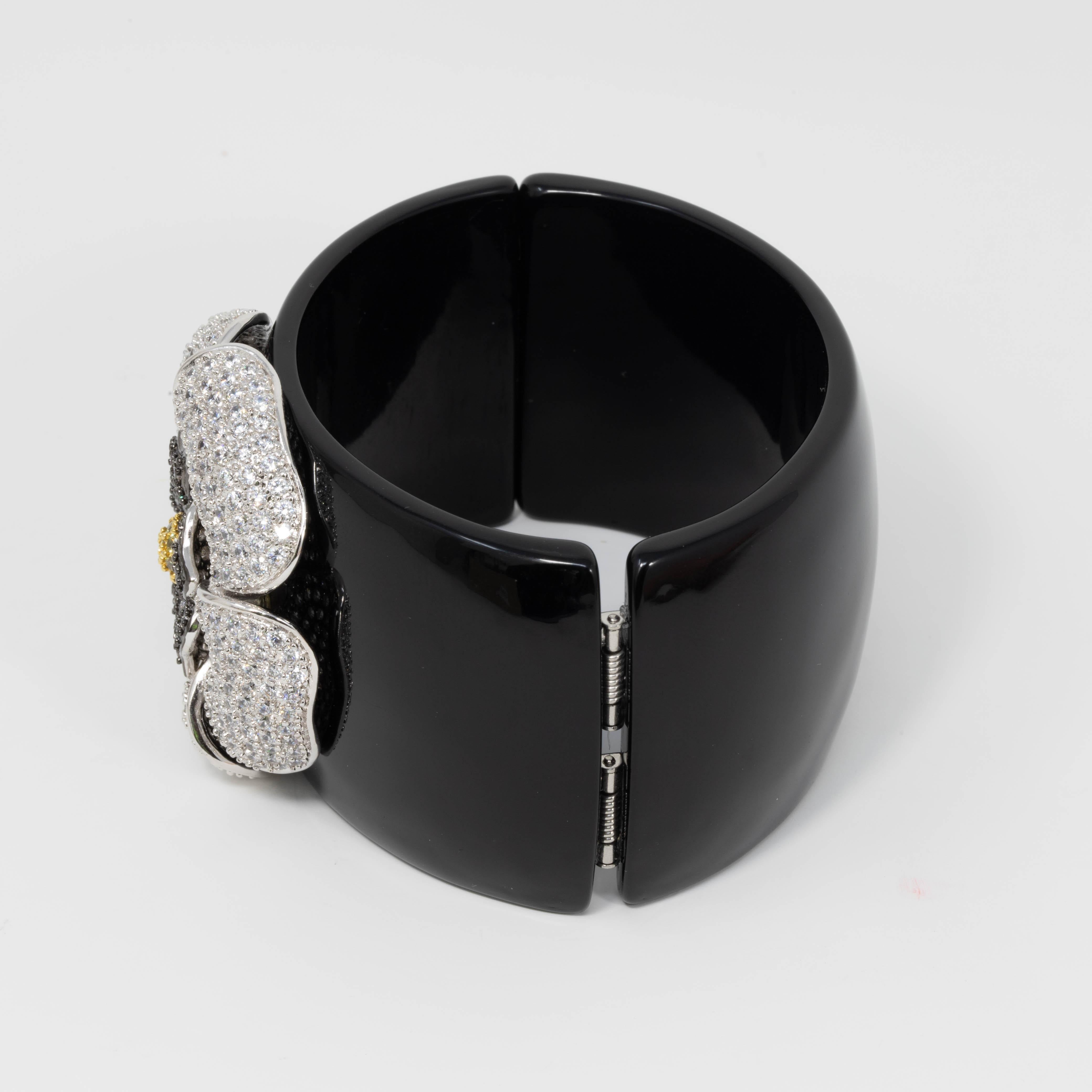 CZ KJL Cubic Zirconia von Kenneth Jay Lane Pave Kristall Blume Armreif Armband (Moderne) im Angebot