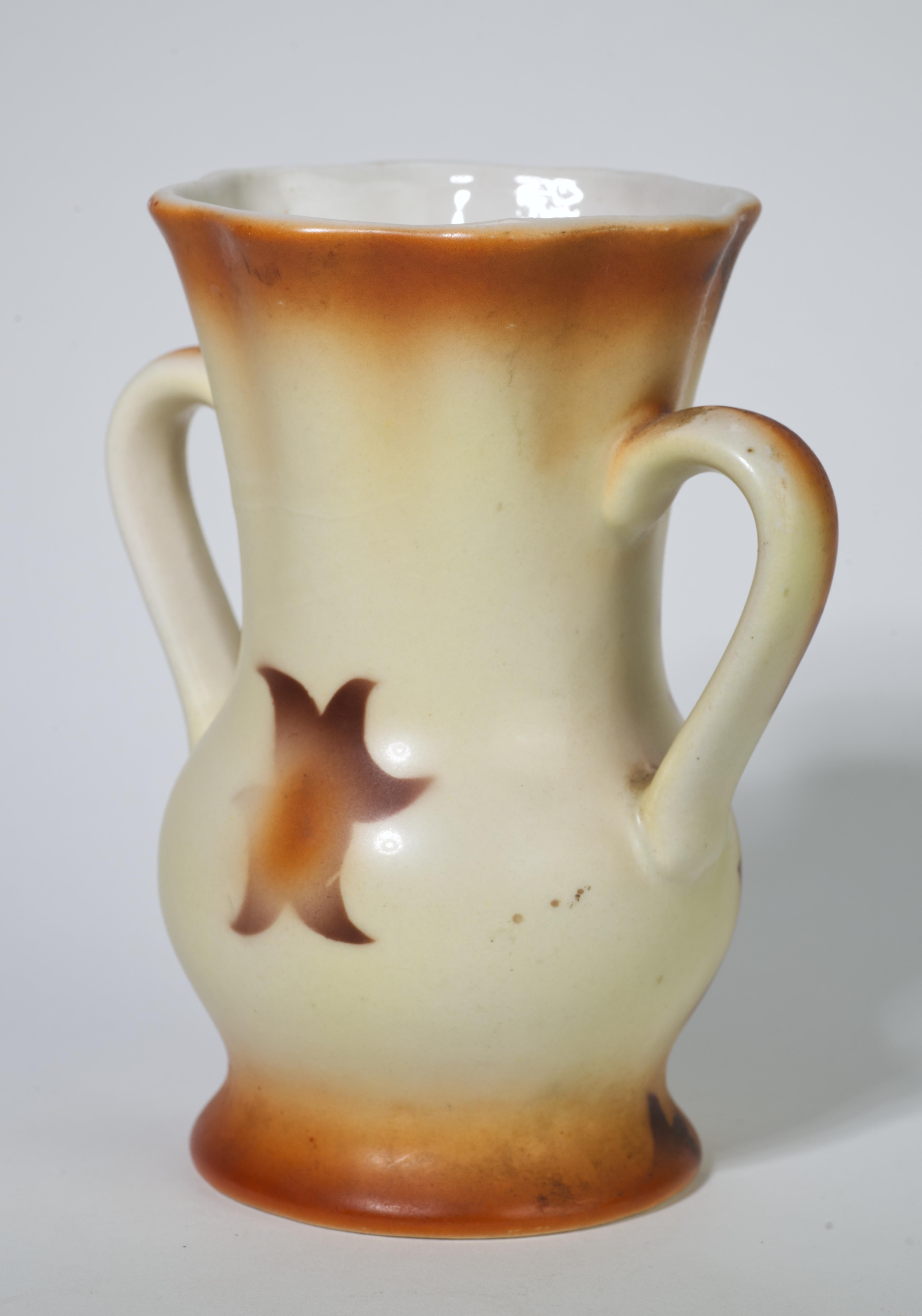 Vernissé Vase à bourgeons Art déco tchèque avec poignées, 1918-1920 Pottery en vente