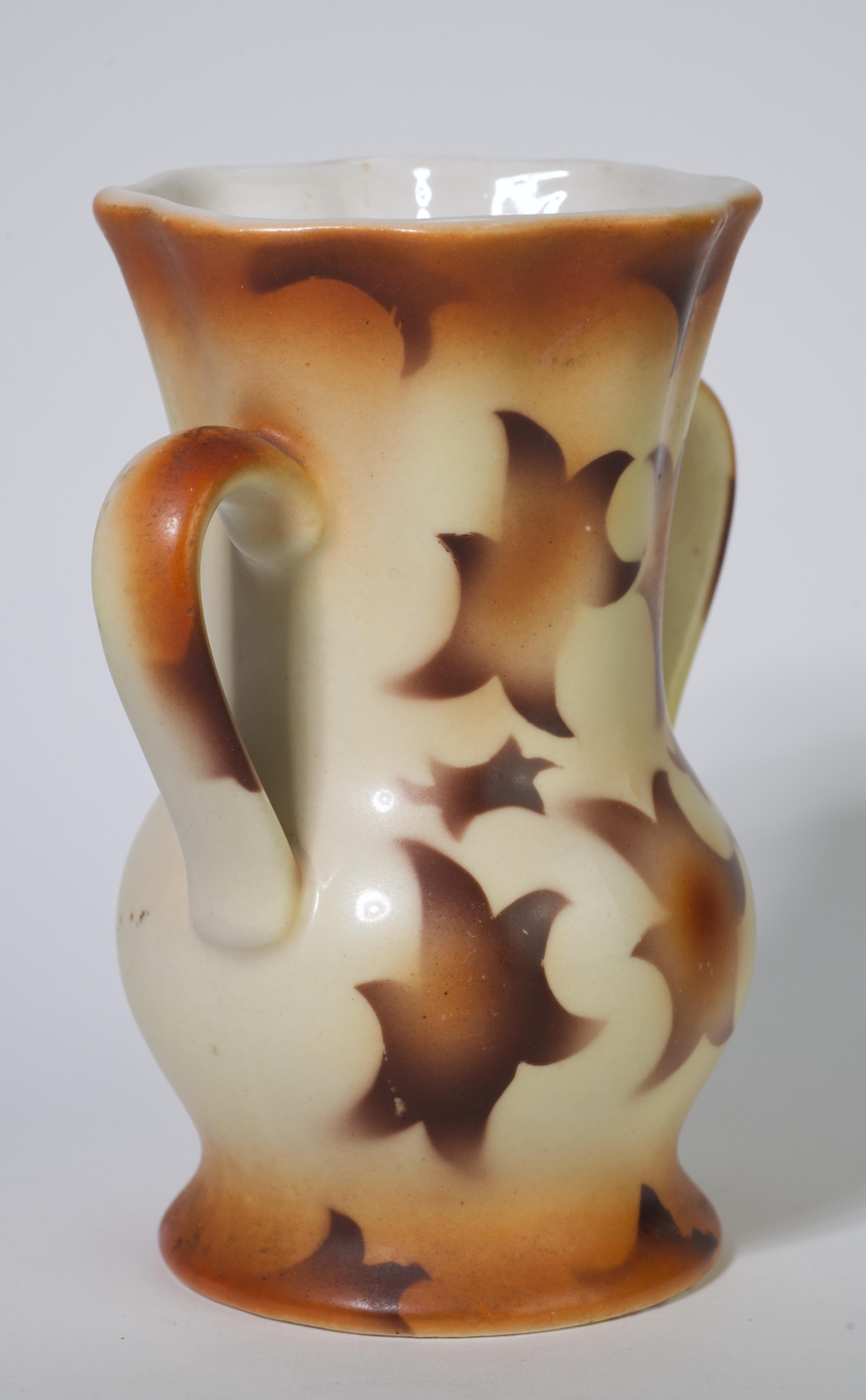 Vase à bourgeons Art déco tchèque avec poignées, 1918-1920 Pottery Bon état - En vente à Clifton Springs, NY