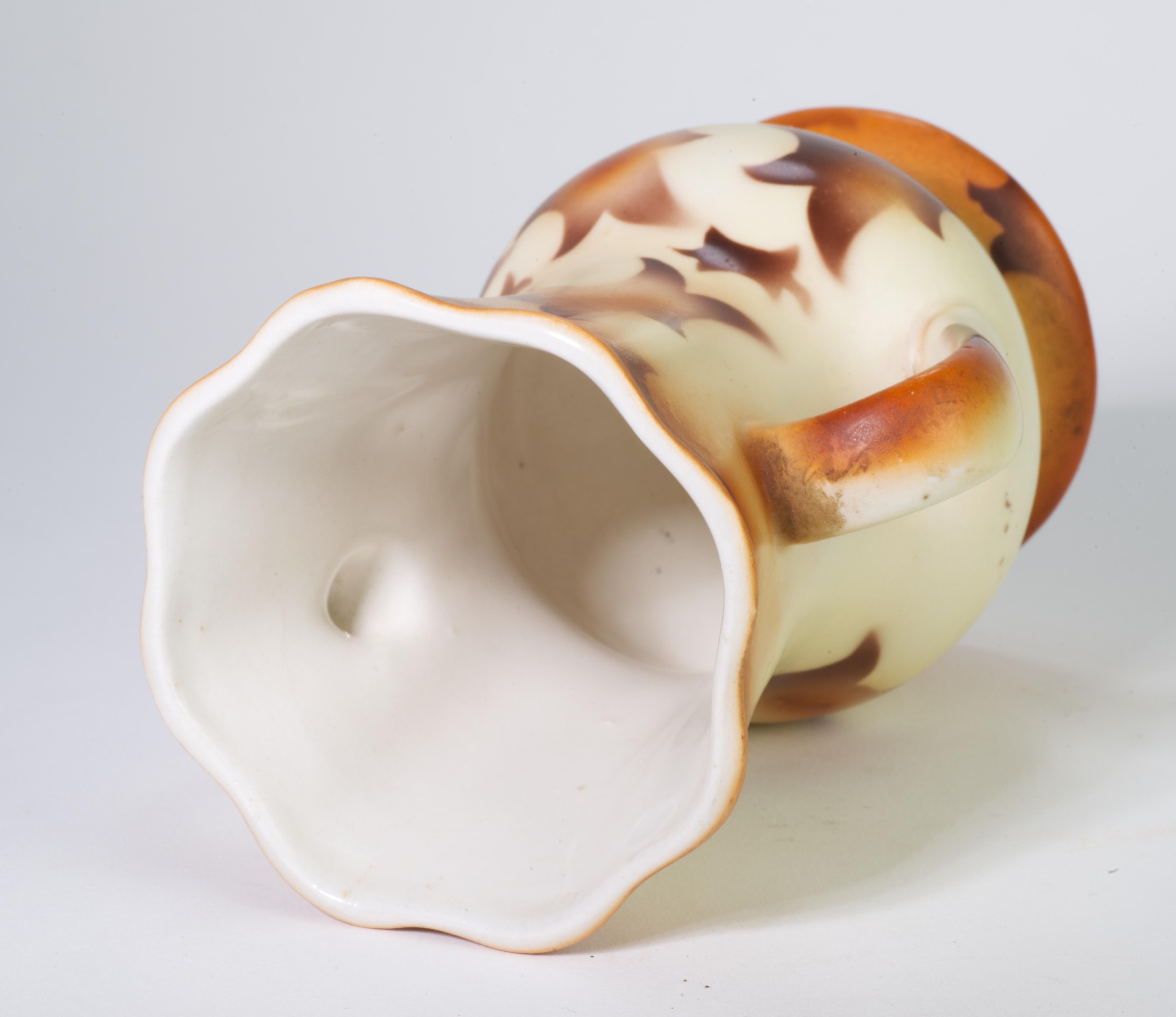 20ième siècle Vase à bourgeons Art déco tchèque avec poignées, 1918-1920 Pottery en vente