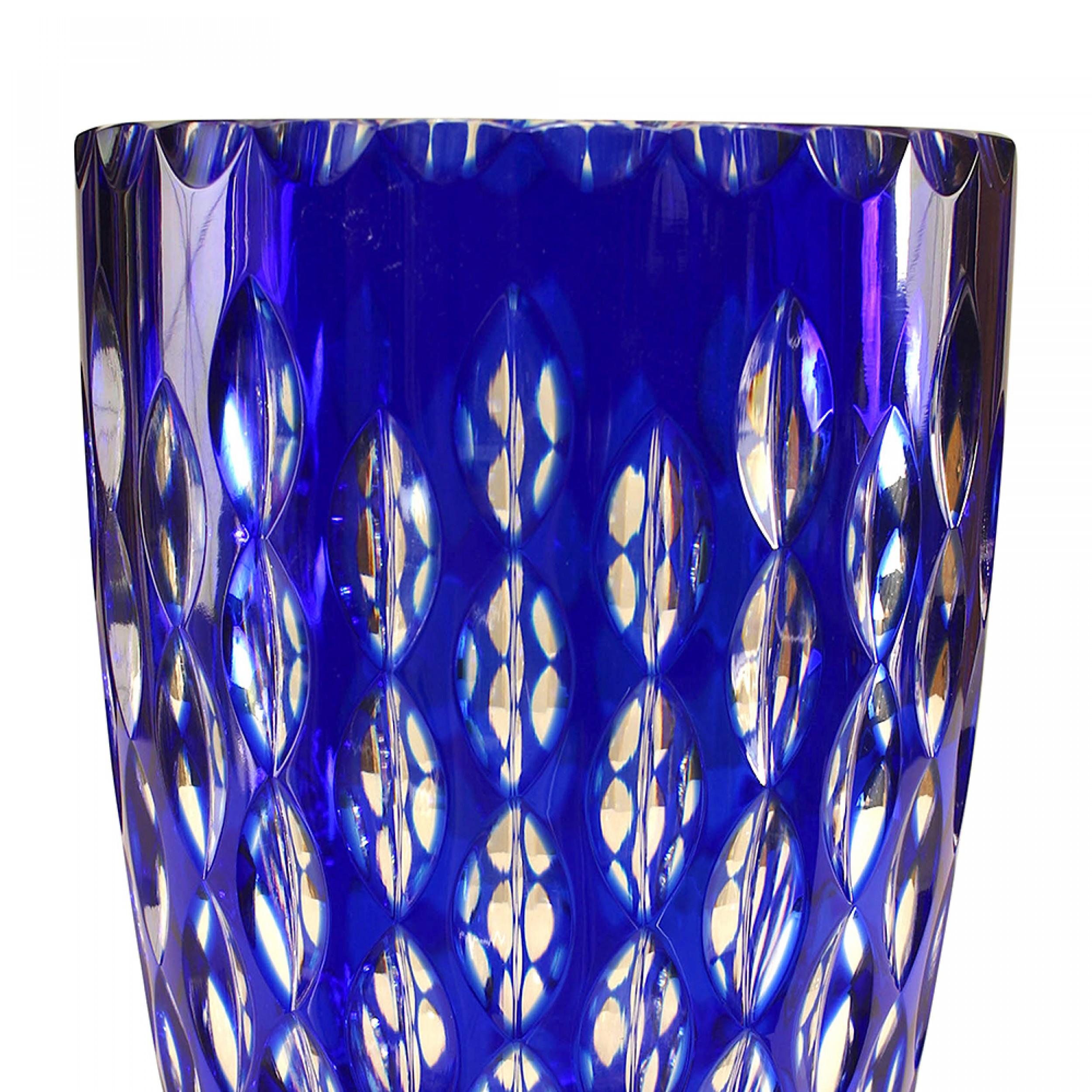 Vaso cilindrico conico in vetro trasparente e blu di Continental Art Deco (Cecoslovacchia) con motivo geometrico ovale.