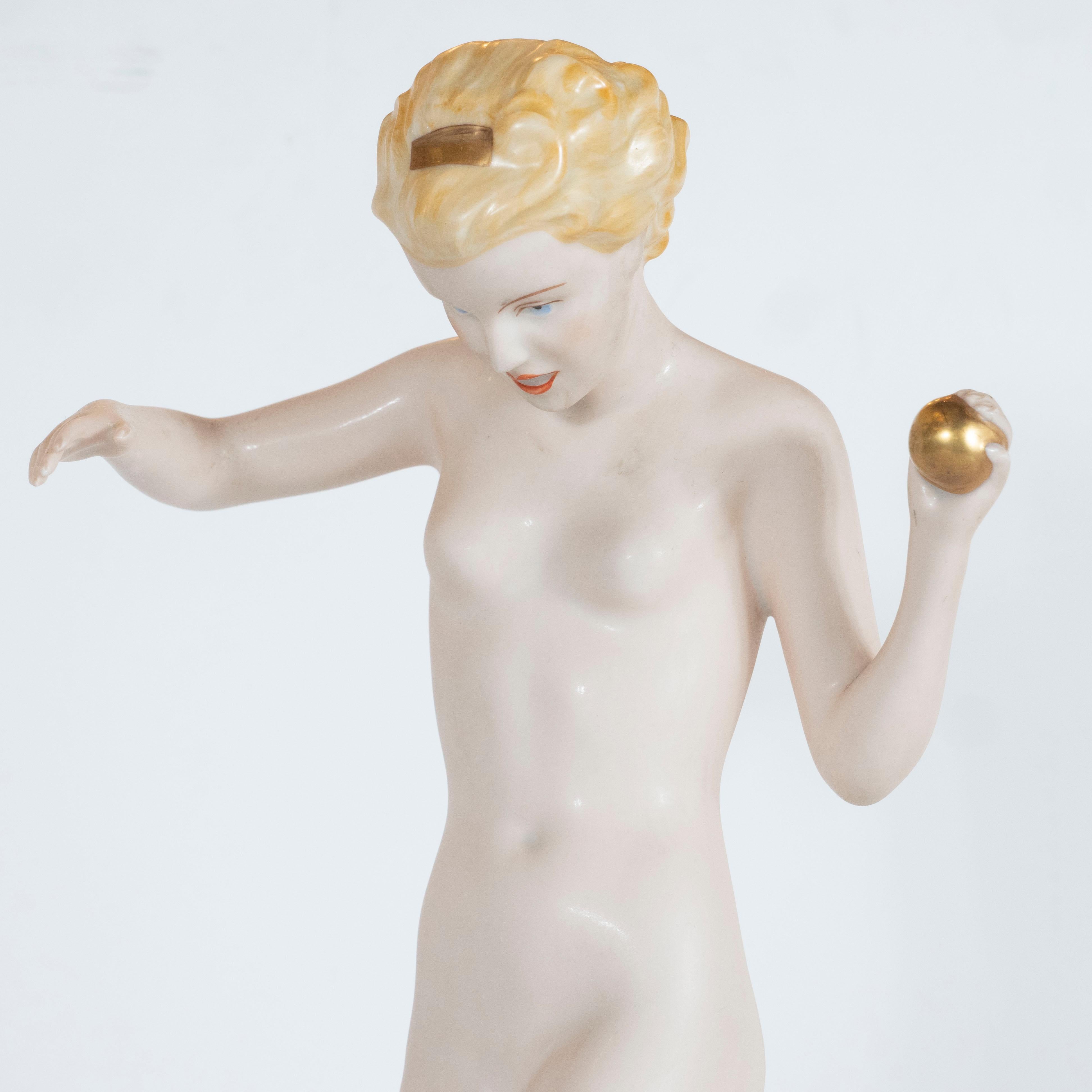 Cette élégante sculpture Art déco a été réalisée en République tchèque - réputée pour produire certains des meilleurs produits en porcelaine, en argent et en verre du monde à cette époque - vers 1930. Il représente une femme nue aux cheveux blonds,