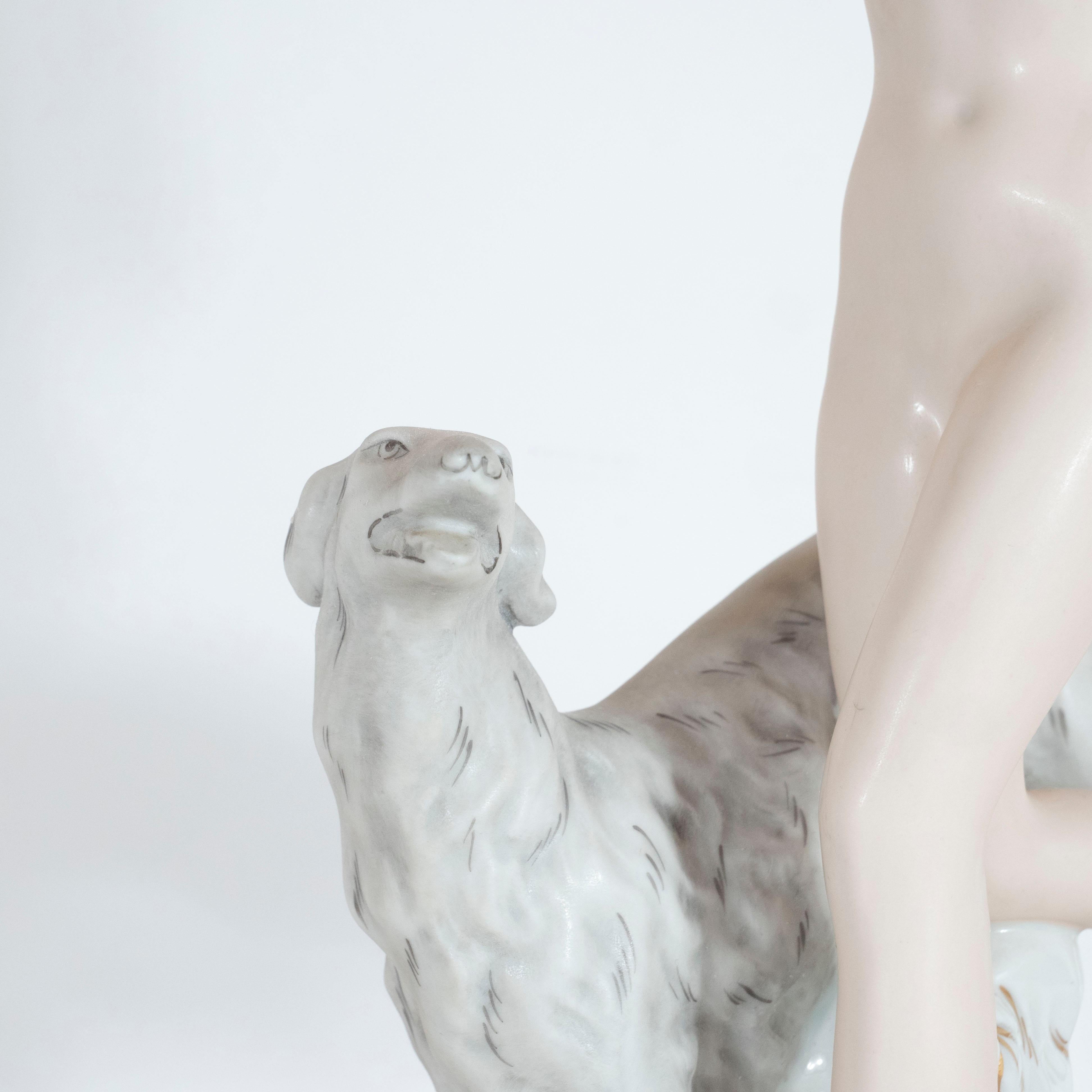 Tchèque Figurine en porcelaine tchèque Art déco peinte à la main d’une femme nue avec un lévrier en vente