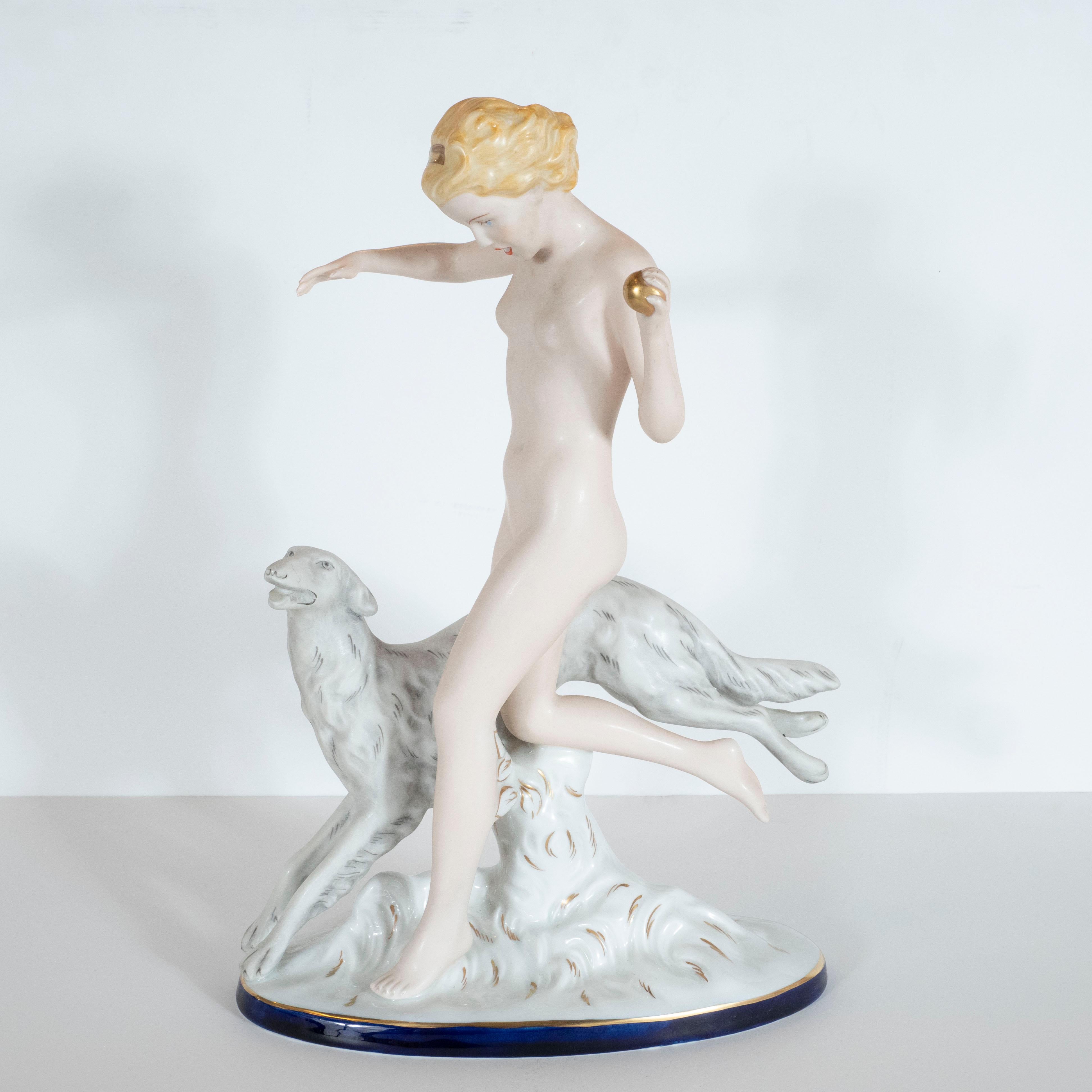 Figurine en porcelaine tchèque Art déco peinte à la main d’une femme nue avec un lévrier Excellent état - En vente à New York, NY