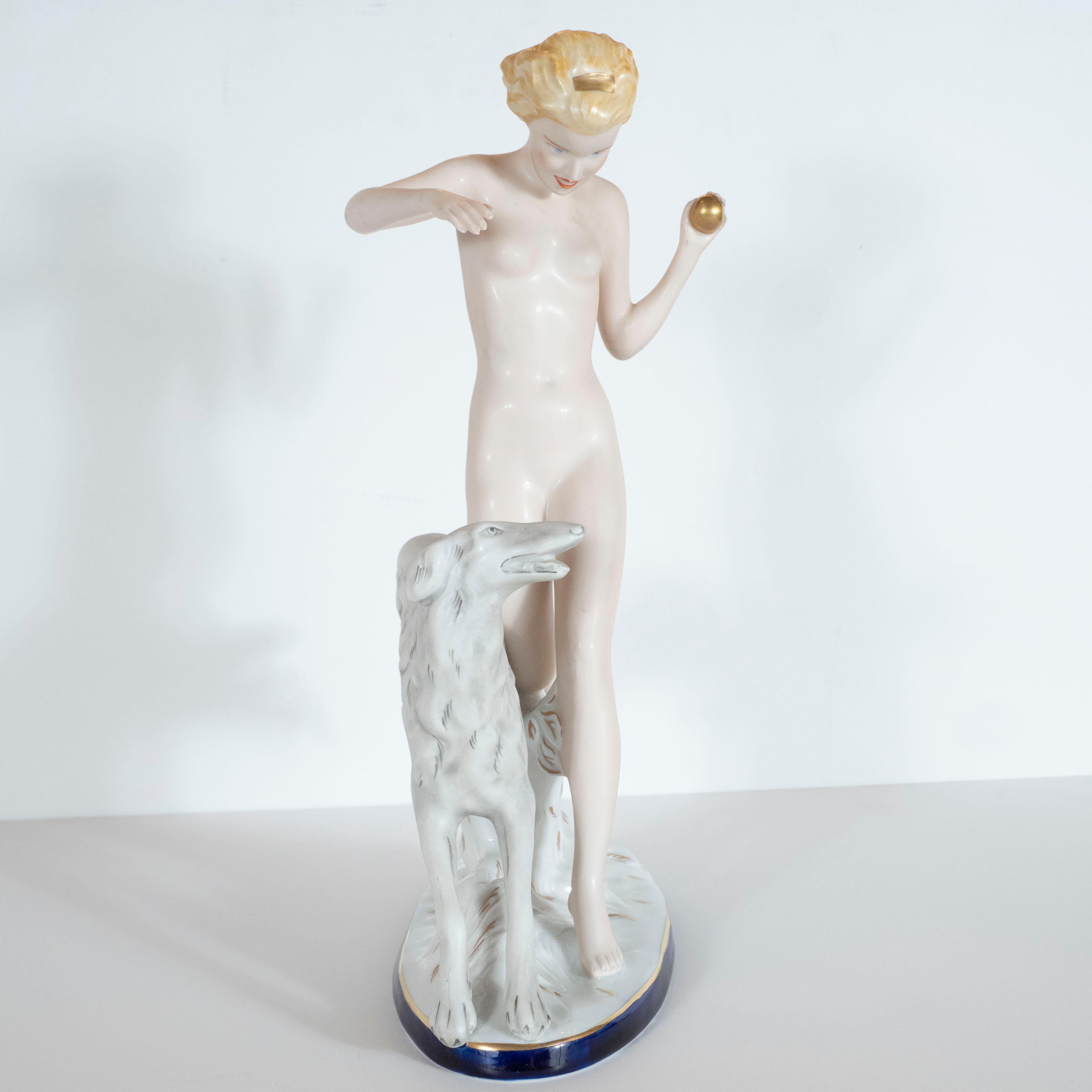 Milieu du XXe siècle Figurine en porcelaine tchèque Art déco peinte à la main d’une femme nue avec un lévrier en vente