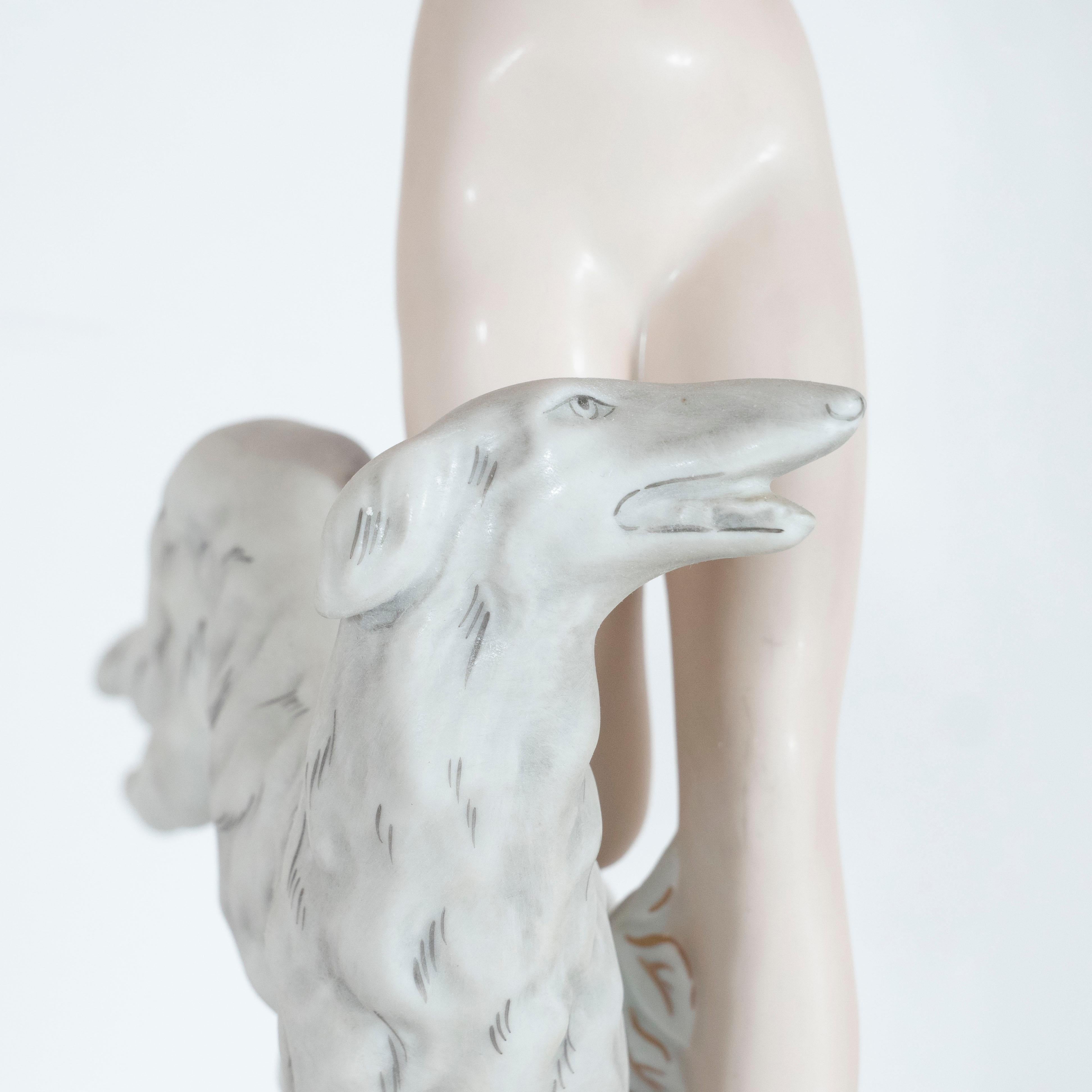 Or Figurine en porcelaine tchèque Art déco peinte à la main d’une femme nue avec un lévrier en vente