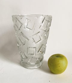 Tschechische Art-Déco-Vase aus Pressglas mit geometrischem Relief, Tschechoslowakei, 1930er Jahre