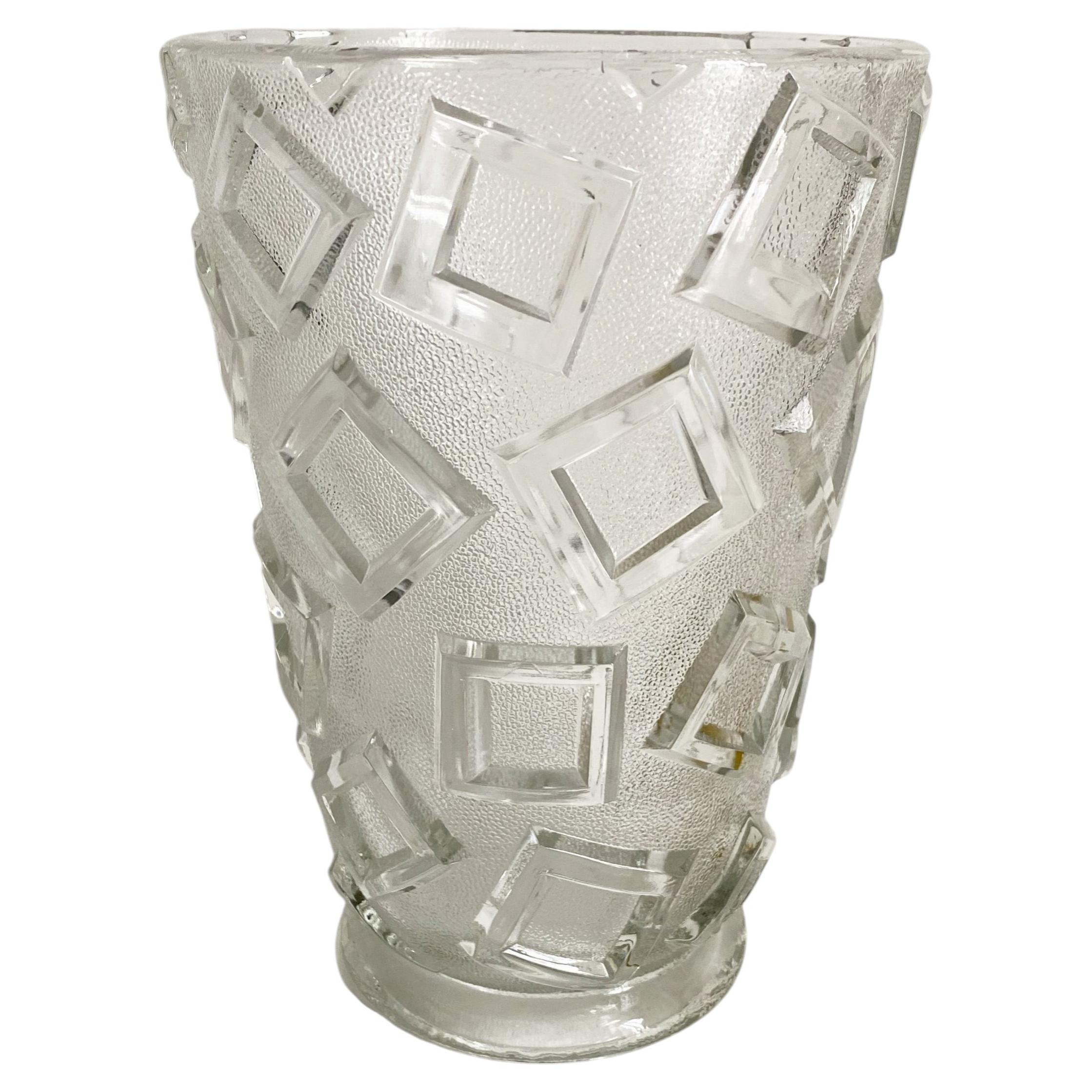 Vaso in vetro modellato Art Deco ceco con rilievi geometrici, Cecoslovacchia, anni '30