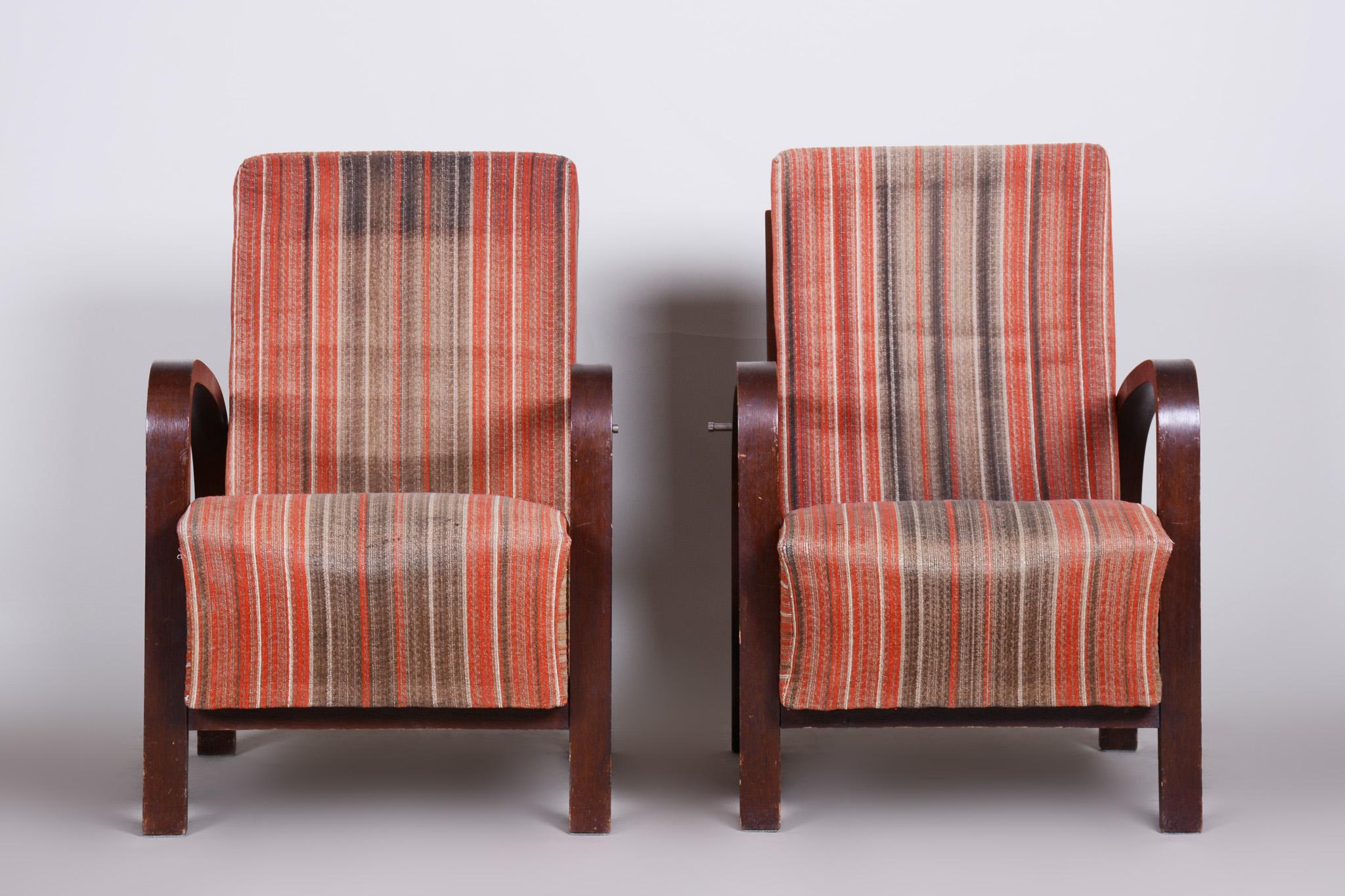 Paire de fauteuils Art Déco
Source : Tchécoslovaquie (République tchèque)
Période : 1930-1939.
Matériau : Chêne
État original bien conservé.