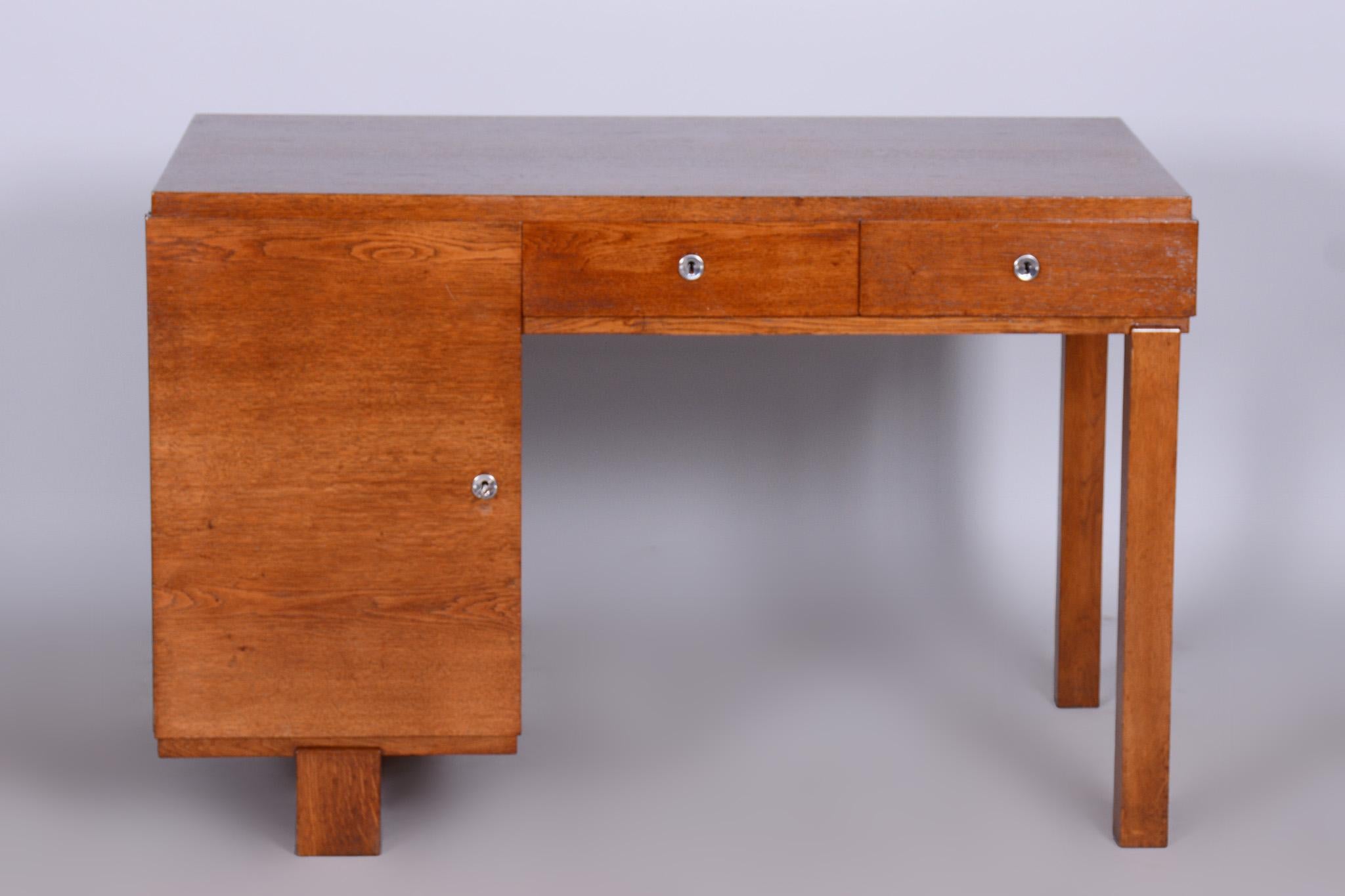 Czech Art Deco oak writing desk made in the 1930s, restored

Revived polish.

Leg space:
height: 62.5 cm (24.6 in)
width: 71.5 cm (28.1 in)
