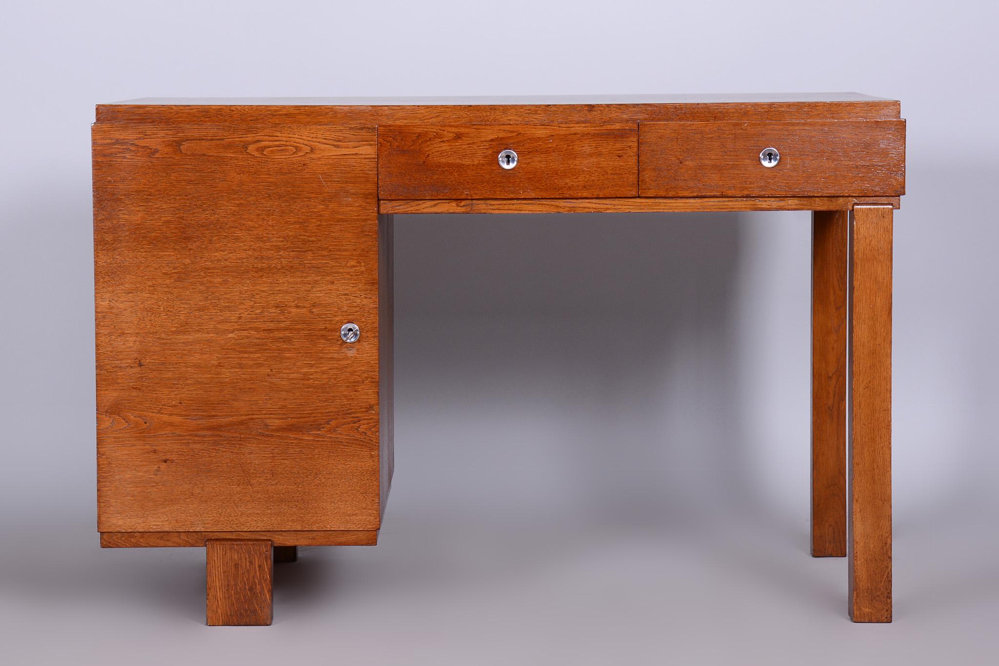 Czech Art Deco Oak Writing Desk Made in the 1930s, Restored In Good Condition For Sale In Horomerice, CZ