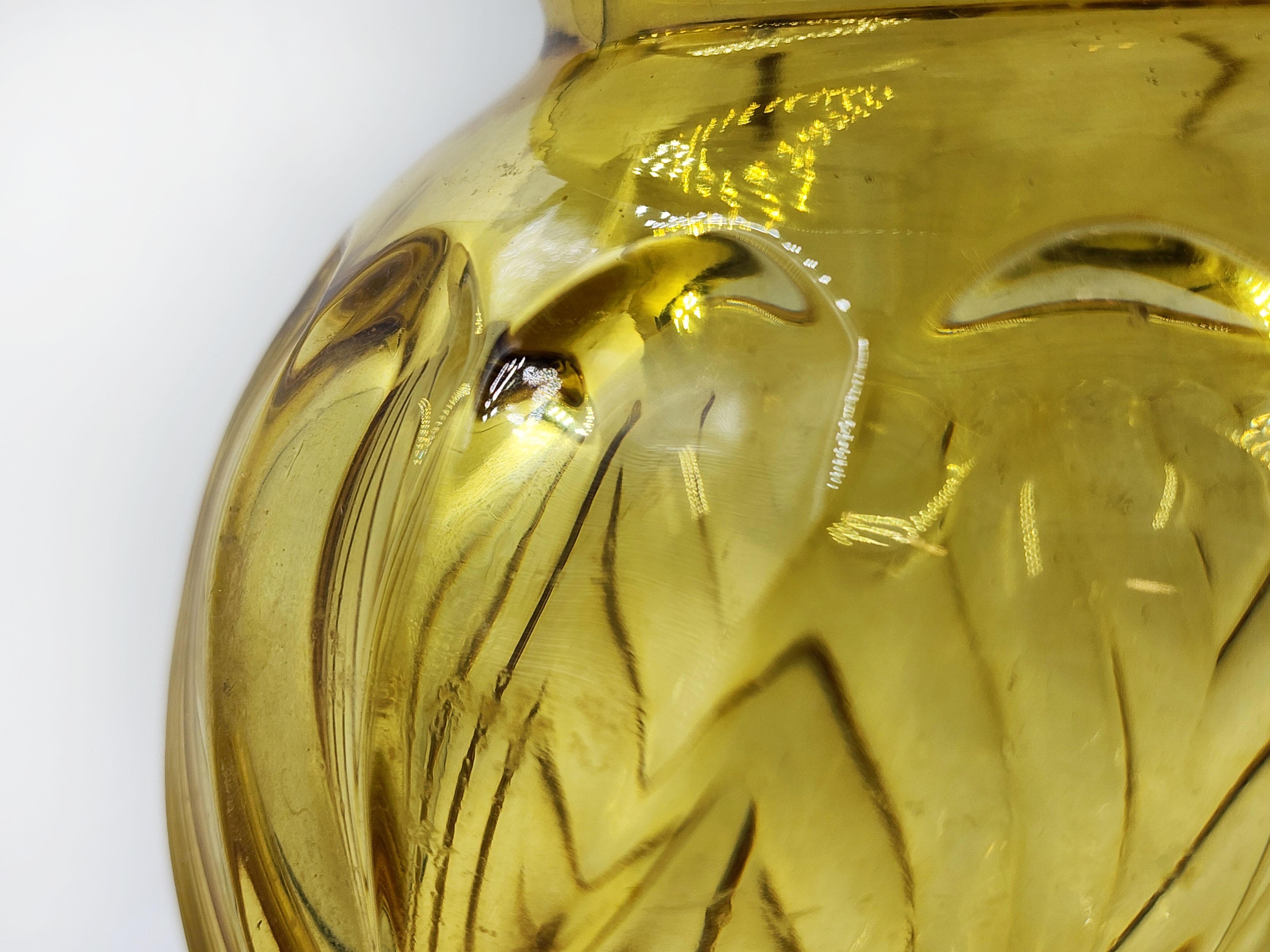Vaso Art Deco ceco di Rudolf Schrotter
La bellezza e il design senza tempo di questo vaso di cristallo, una creazione del famoso designer ceco Rudolf Schrotter. Fondendo linee classiche con un tocco di modernità, la forma e le proporzioni di questo