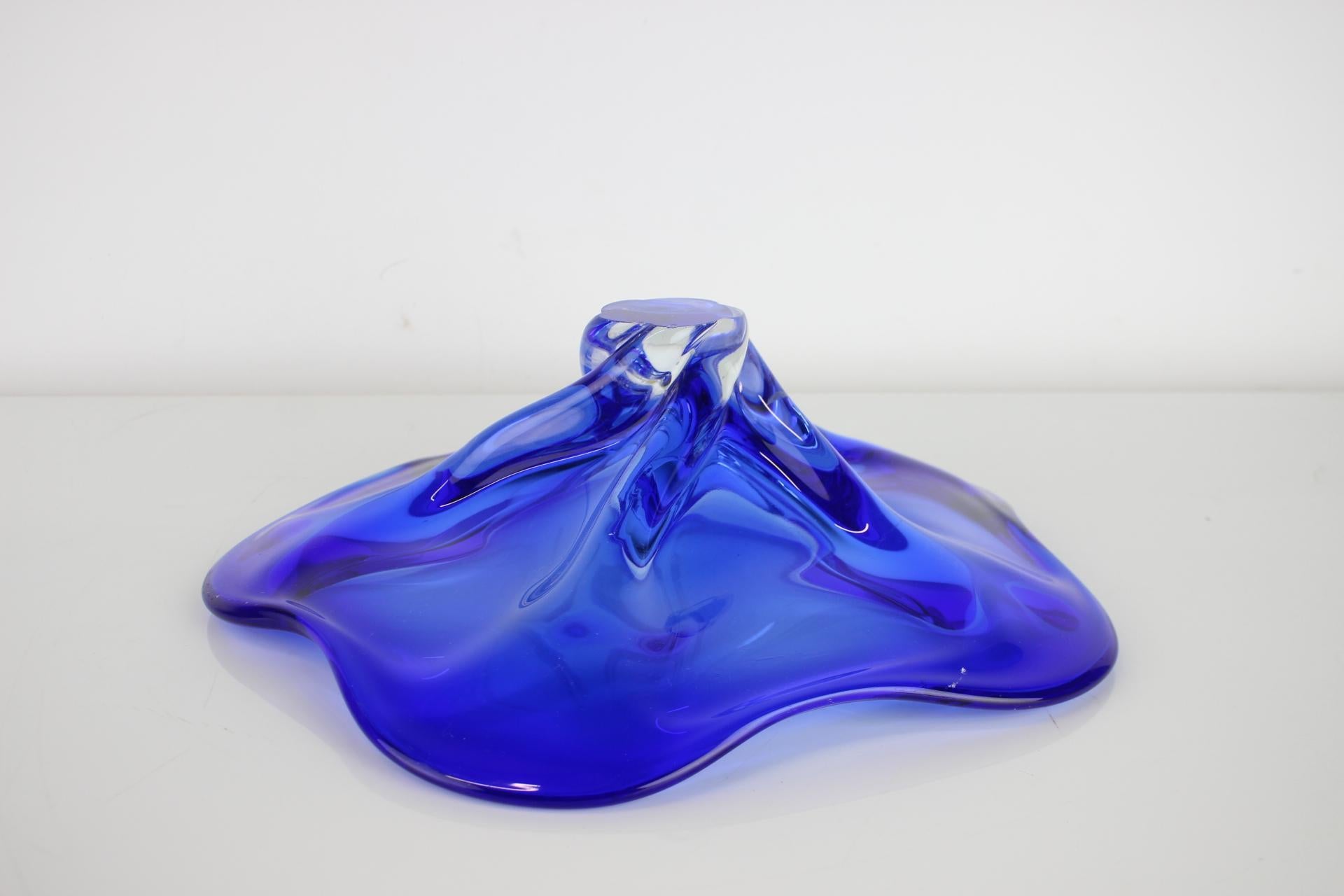 Ciotola grande in vetro artistico ceco di Josef Hospodka per Chribska Glassworks, anni '60 In condizioni buone in vendita a Praha, CZ