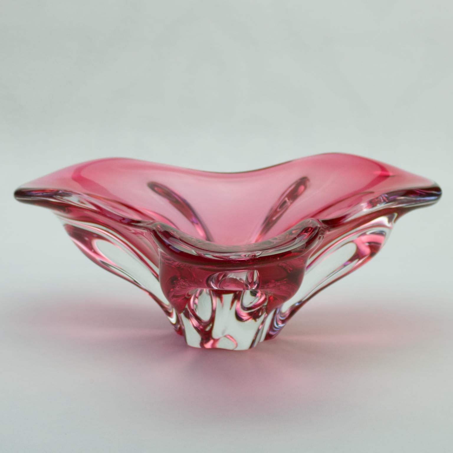 Ce magnifique bol en verre d'art massif fait en verre de couleur rouge avec une base massive transparente a été conçu par Josef Hospodka et fabriqué dans les années 1960 par la verrerie Chribska.
La verrerie de Chribska, nom complet Sklarna