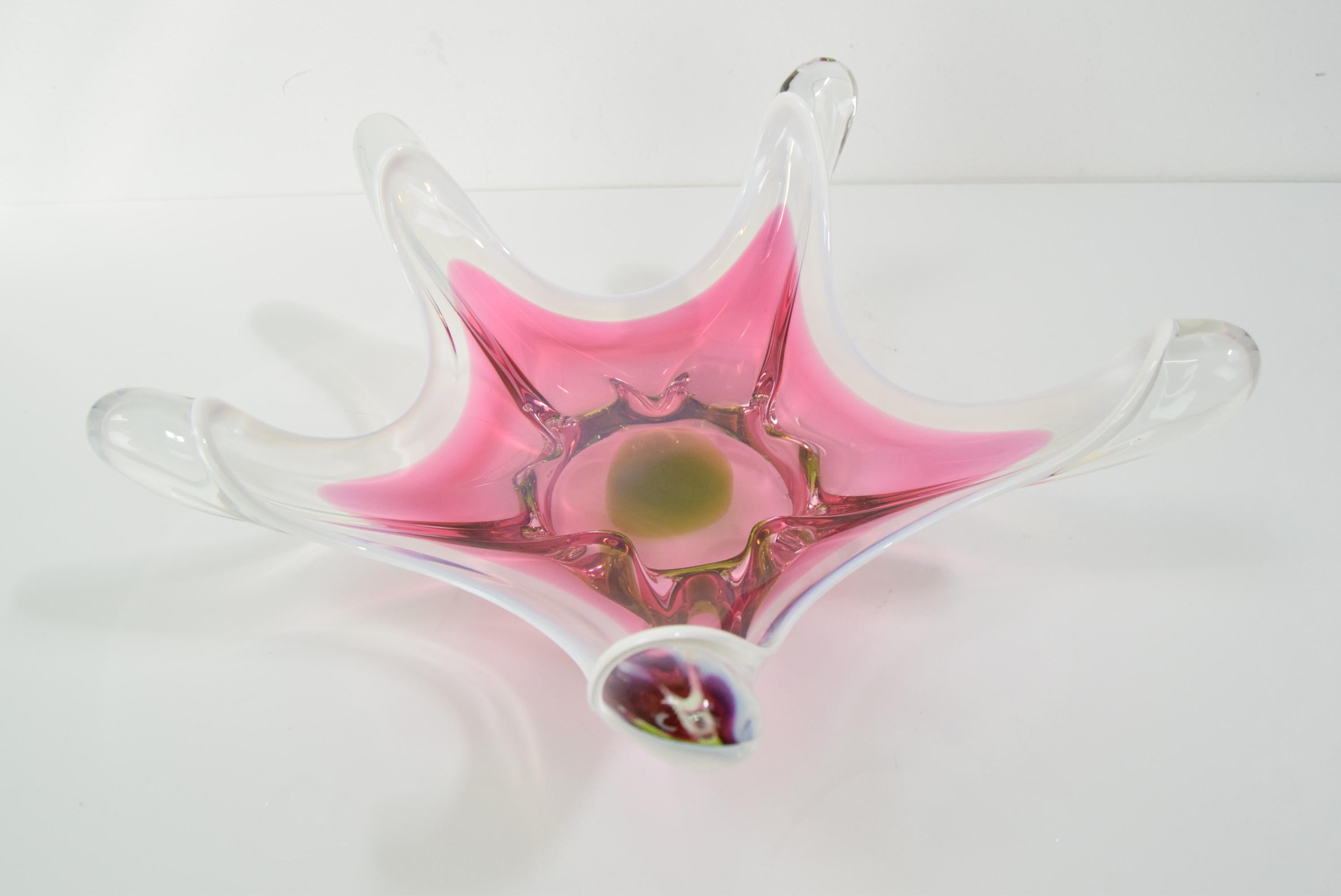 Czech Art Glass Bowl by Josef Hospodka for Chribska Glasswork, 1960's For Sale 4