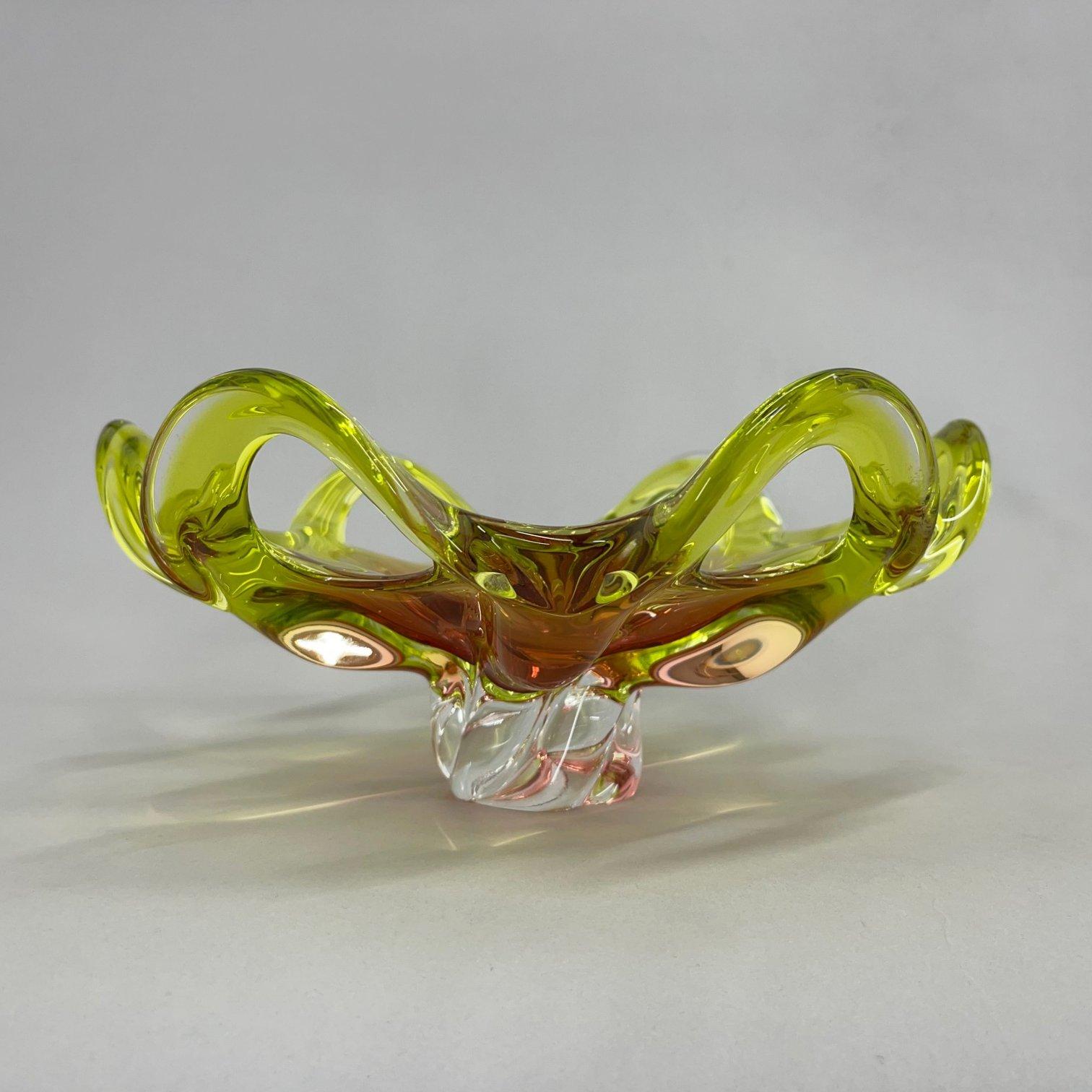 Cuenco de vidrio artístico diseñado por Josef Hospodka en la década de 1960 y fabricado por Chribska Glassworks en Checoslovaquia.
