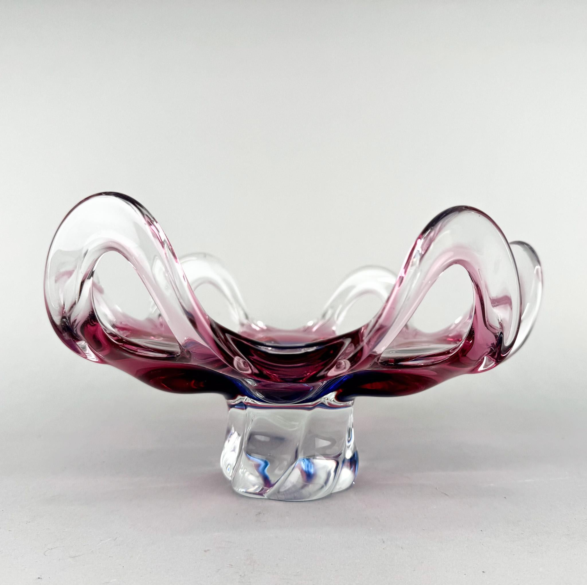 Ciotola in vetro artistico disegnata da Josef Hospodka negli anni '60 e prodotta dalla vetreria Chribska Glassworks nell'ex Cecoslovacchia. 