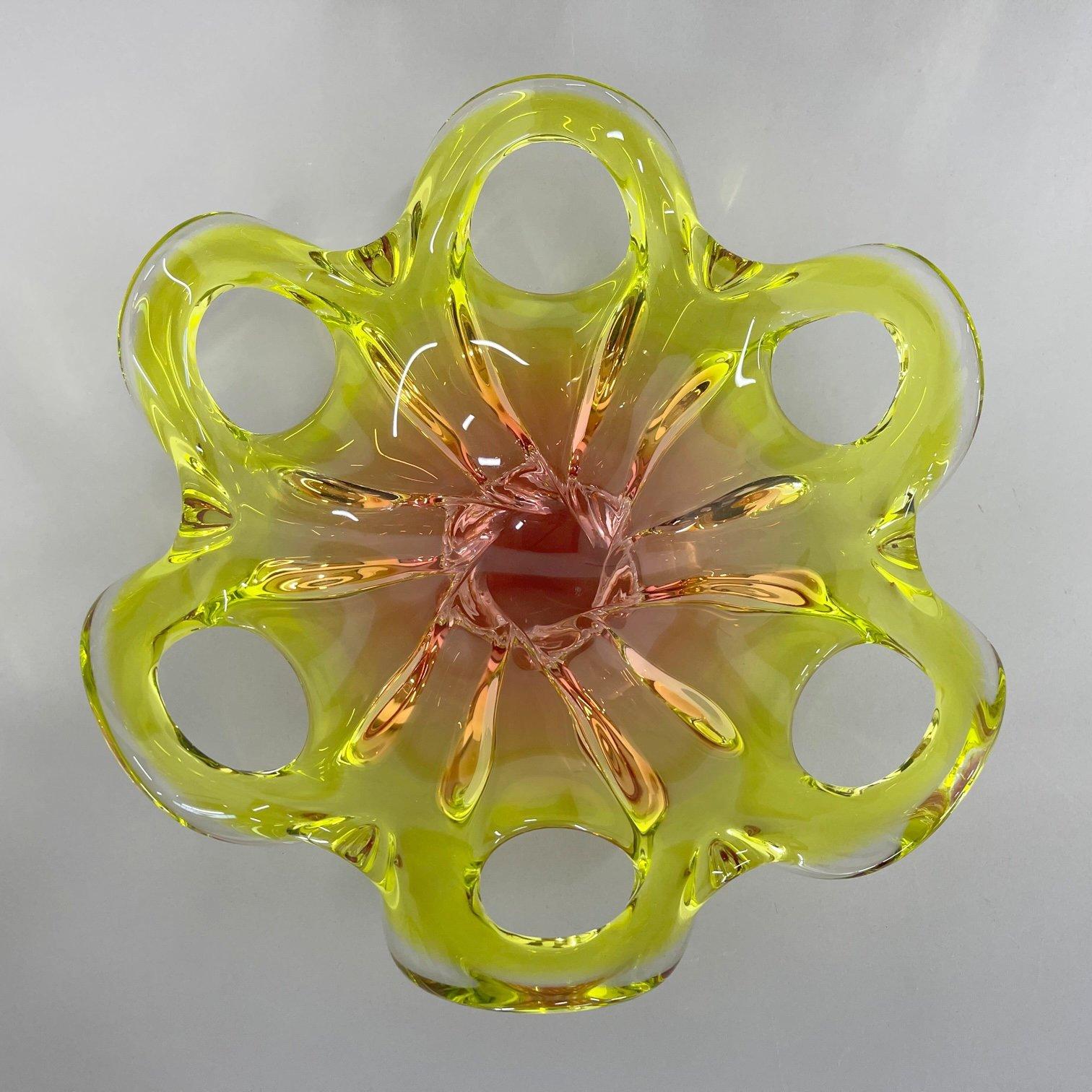 Czech Art Glass Bowl by Josef Hospodka for Chribska Glassworks, 1960's In Good Condition For Sale In Praha, CZ