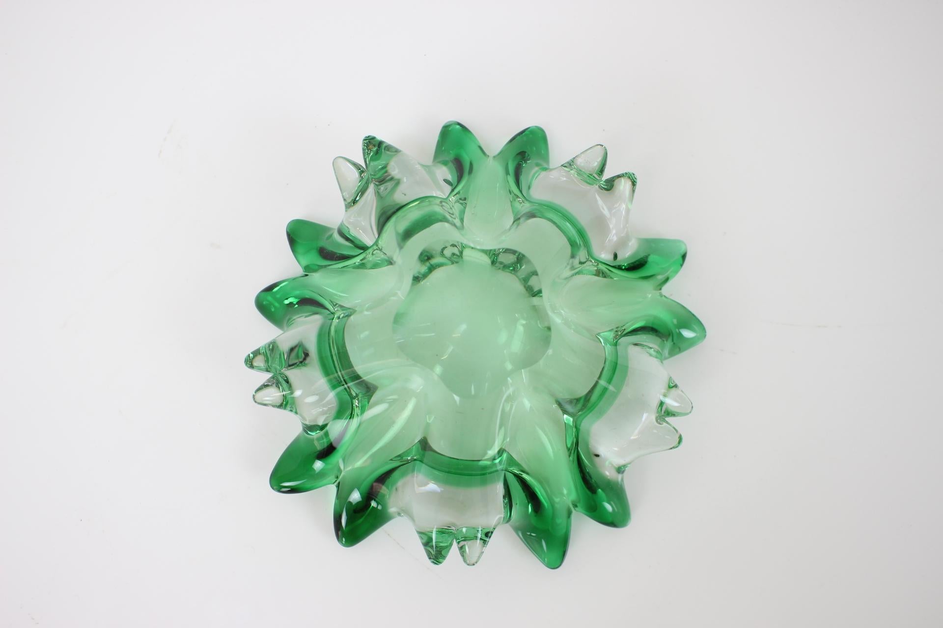 Metà XX secolo Ciotola in vetro artistico ceco di Josef Hospodka per Chribska Glassworks, anni '60 in vendita