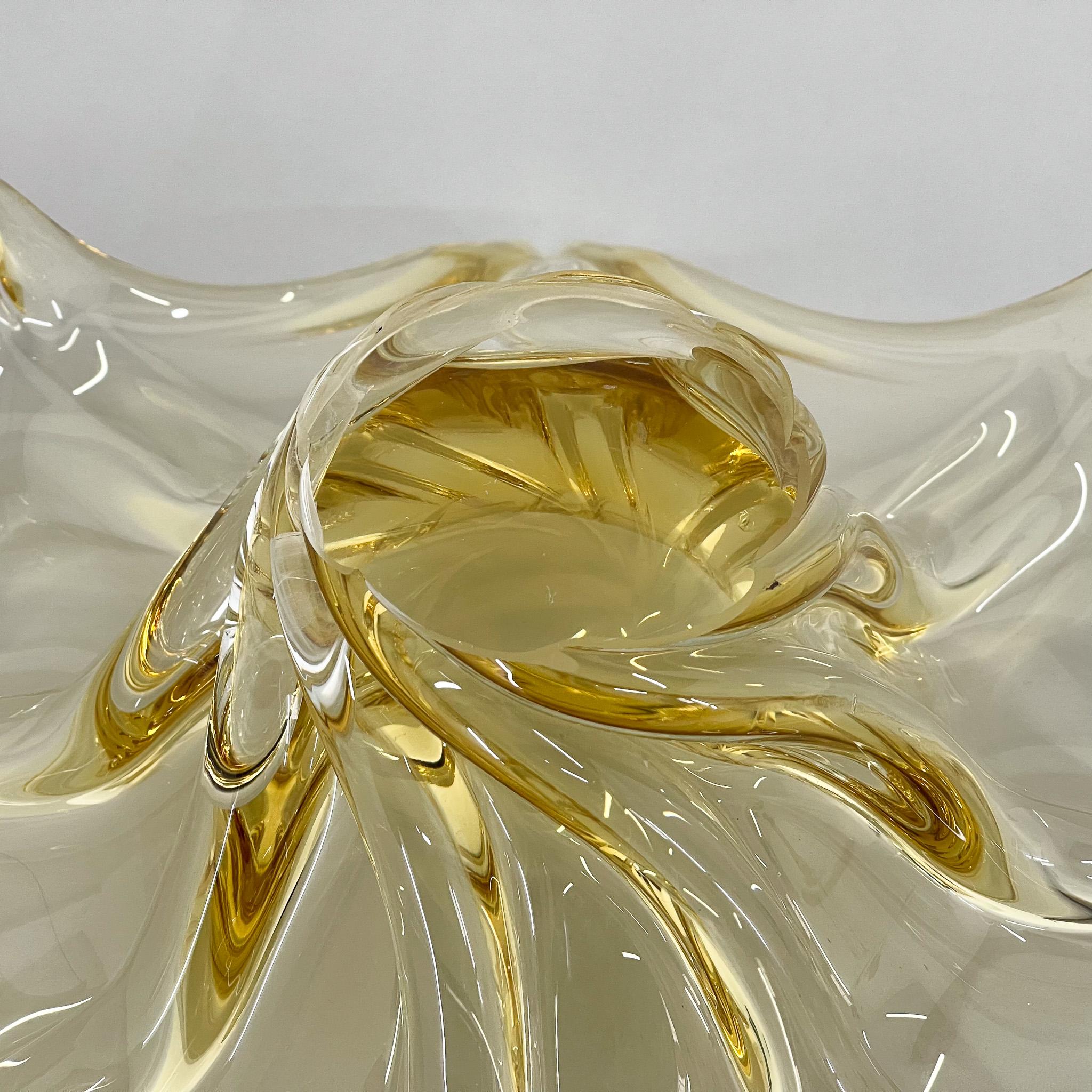 Vetro artistico Ciotola in vetro artistico ceco di Josef Hospodka per Chribska Glassworks, anni '60 in vendita