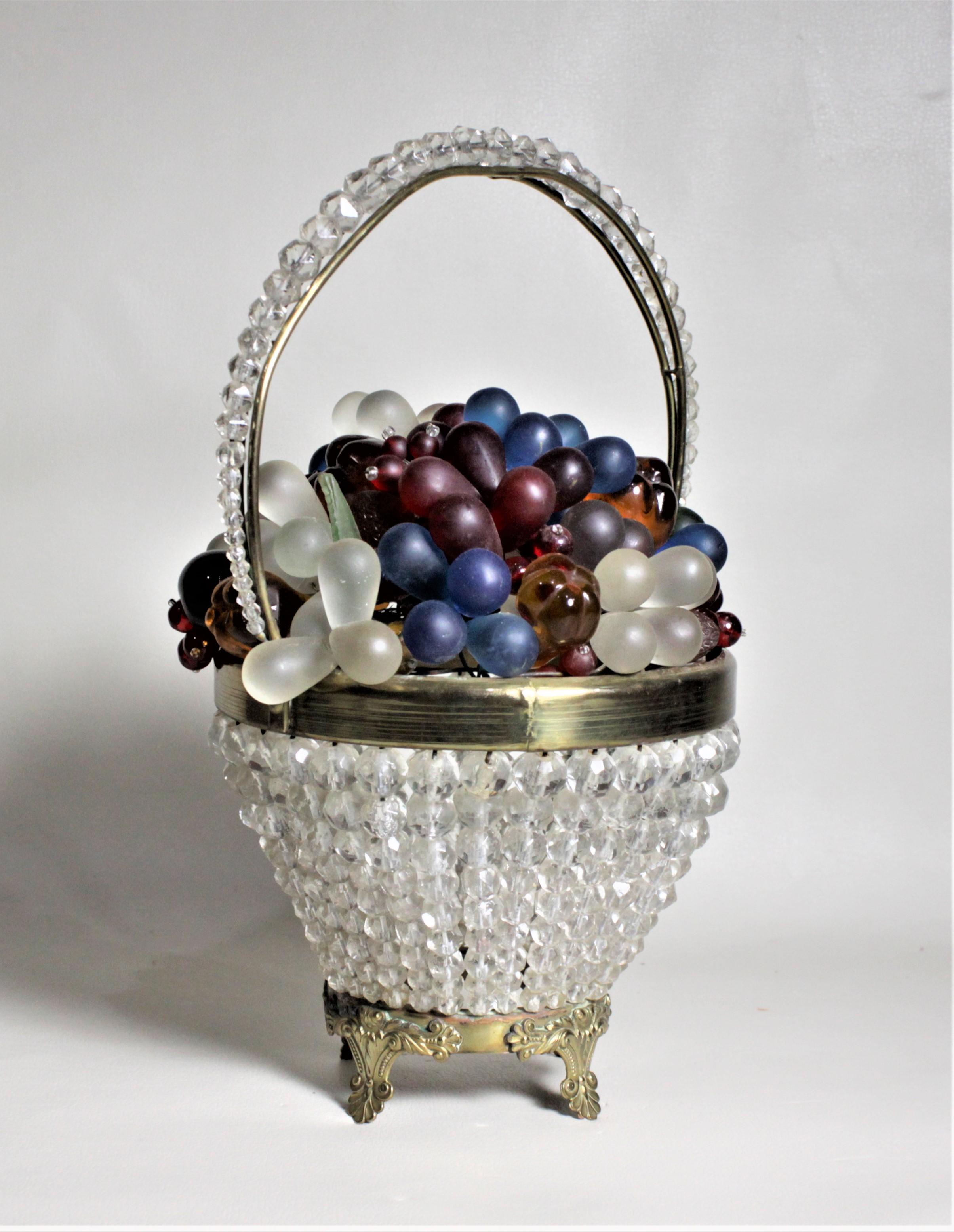 Fait à la machine Lampe en verre d'art tchèque figurative en forme de panier de fruits et de fleurs ou lampe d'appoint en vente