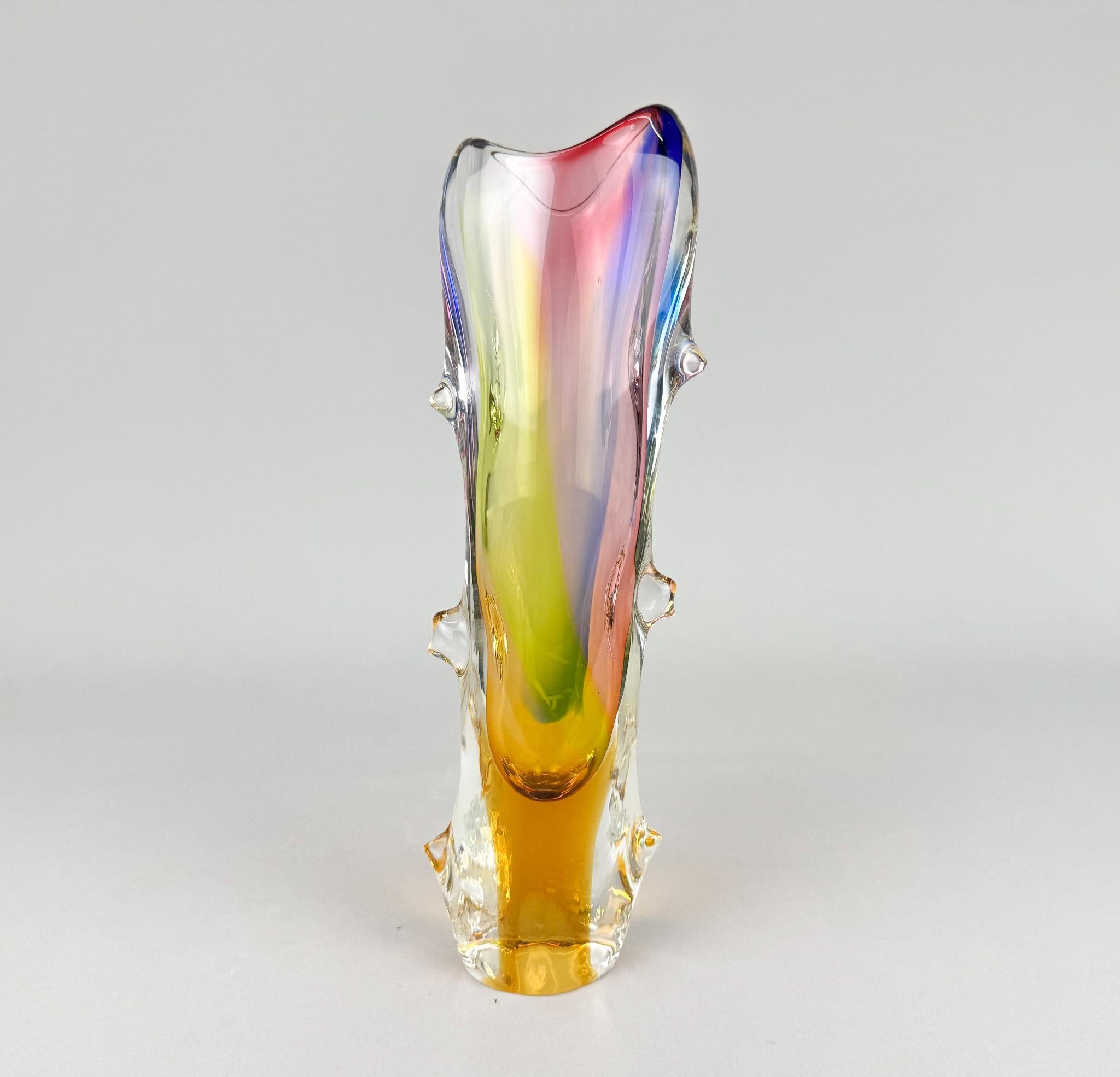 Ce magnifique vase tout en verre a été conçu par Josef Rozinek et fabriqué par Glassworks Novy Bor. Très bon état vintage. 