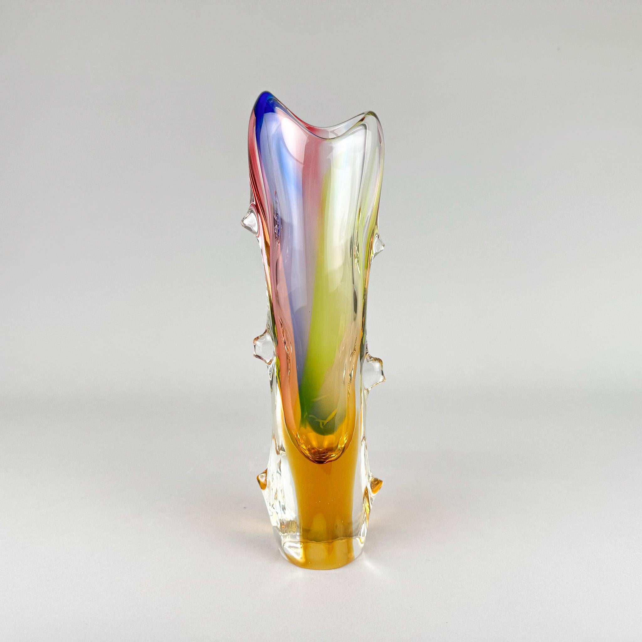 Mid-Century Modern Vase en verre d'art tchèque de Josef Rozinek pour Novy Bor Glassworks, années 1960 en vente