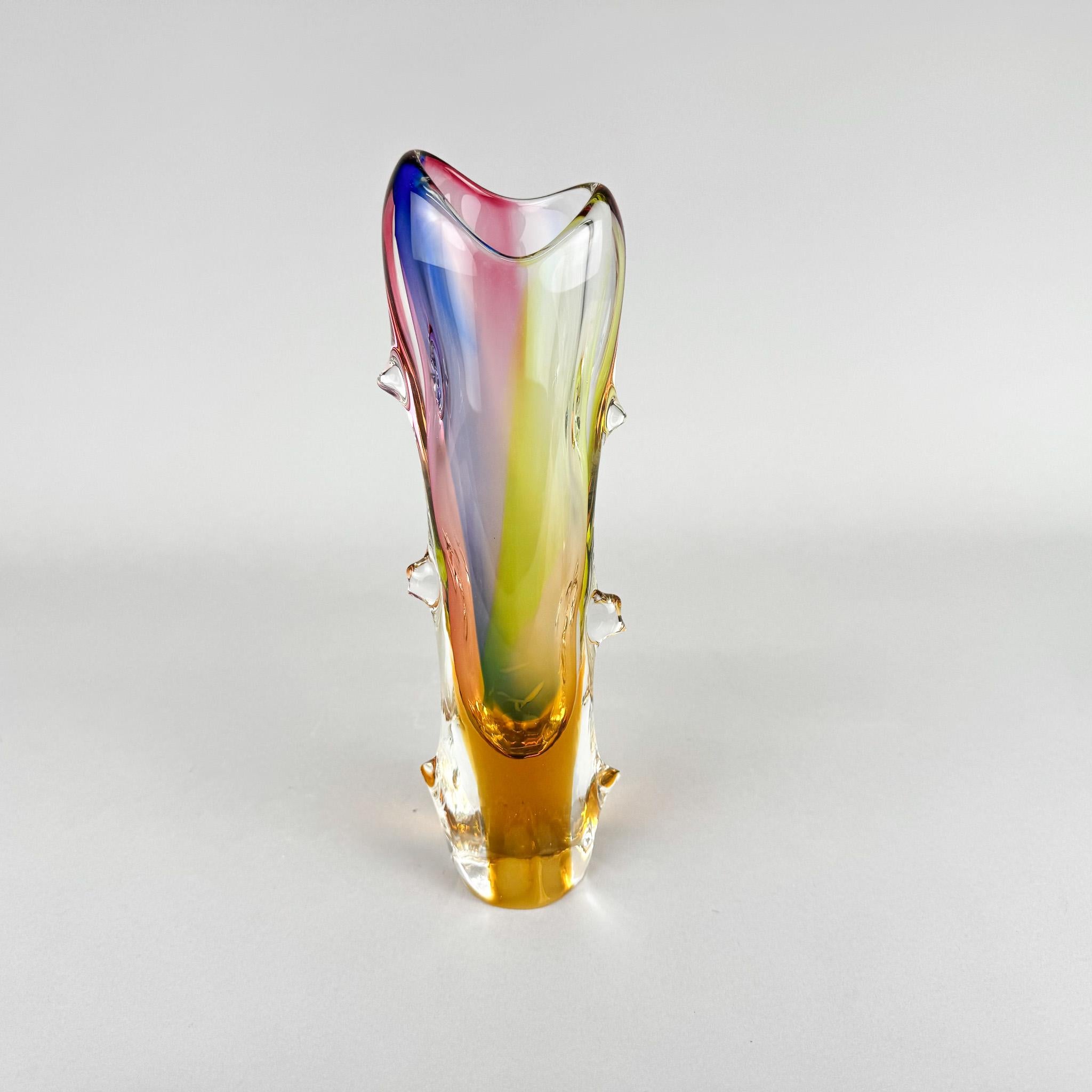 Tchèque Vase en verre d'art tchèque de Josef Rozinek pour Novy Bor Glassworks, années 1960 en vente