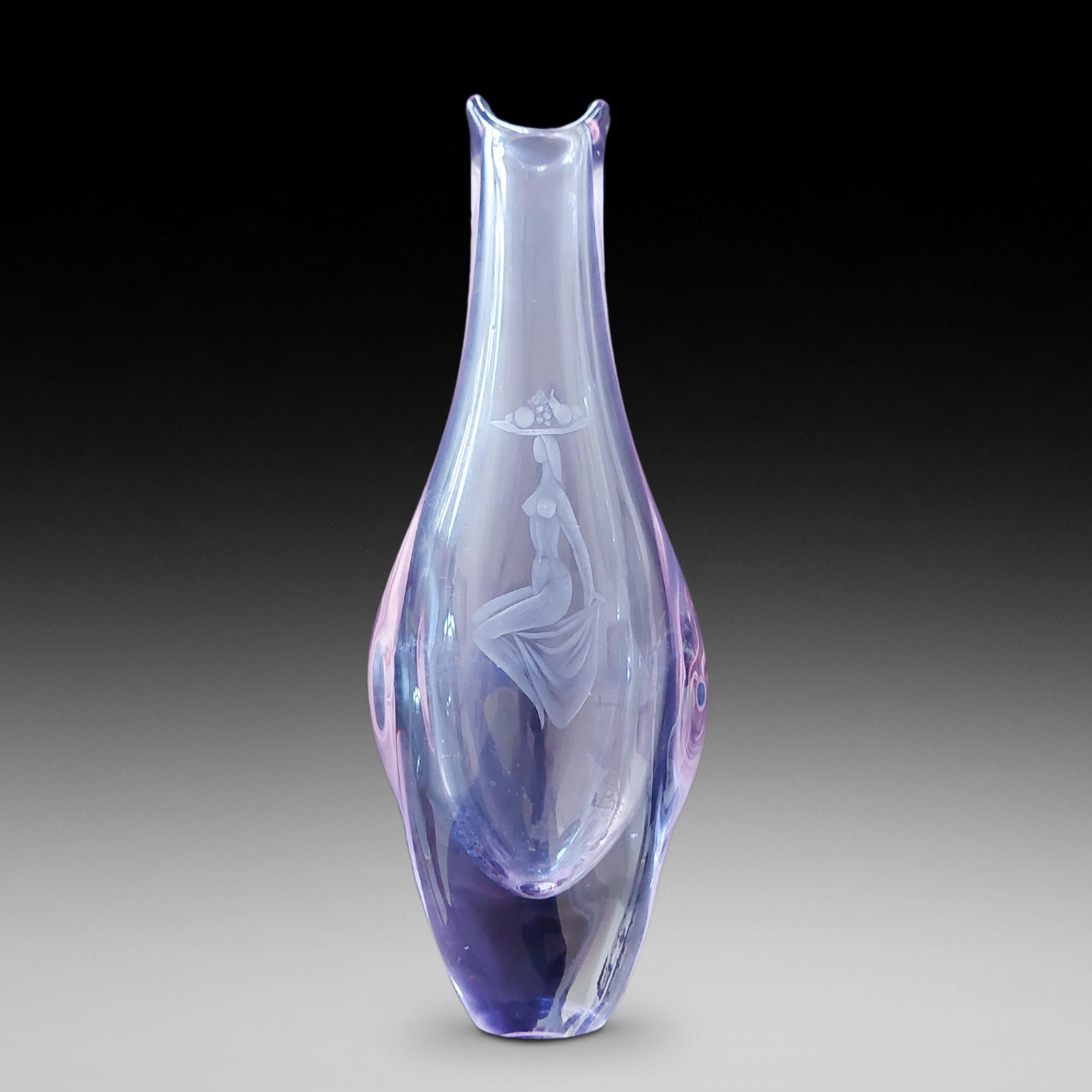 Vaso in vetro artistico ceco, forma astratta e organica di un nudo - ha anche la capacità di cambiare colore c1970 - alto 11