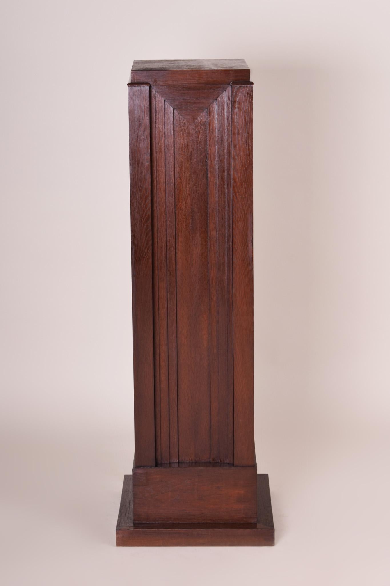Unique Art Nouveau pedestal
Architect: Jan Kotera
Source: Czech Republic
Material: Oak, shellac polish
Period: 1910-1919.