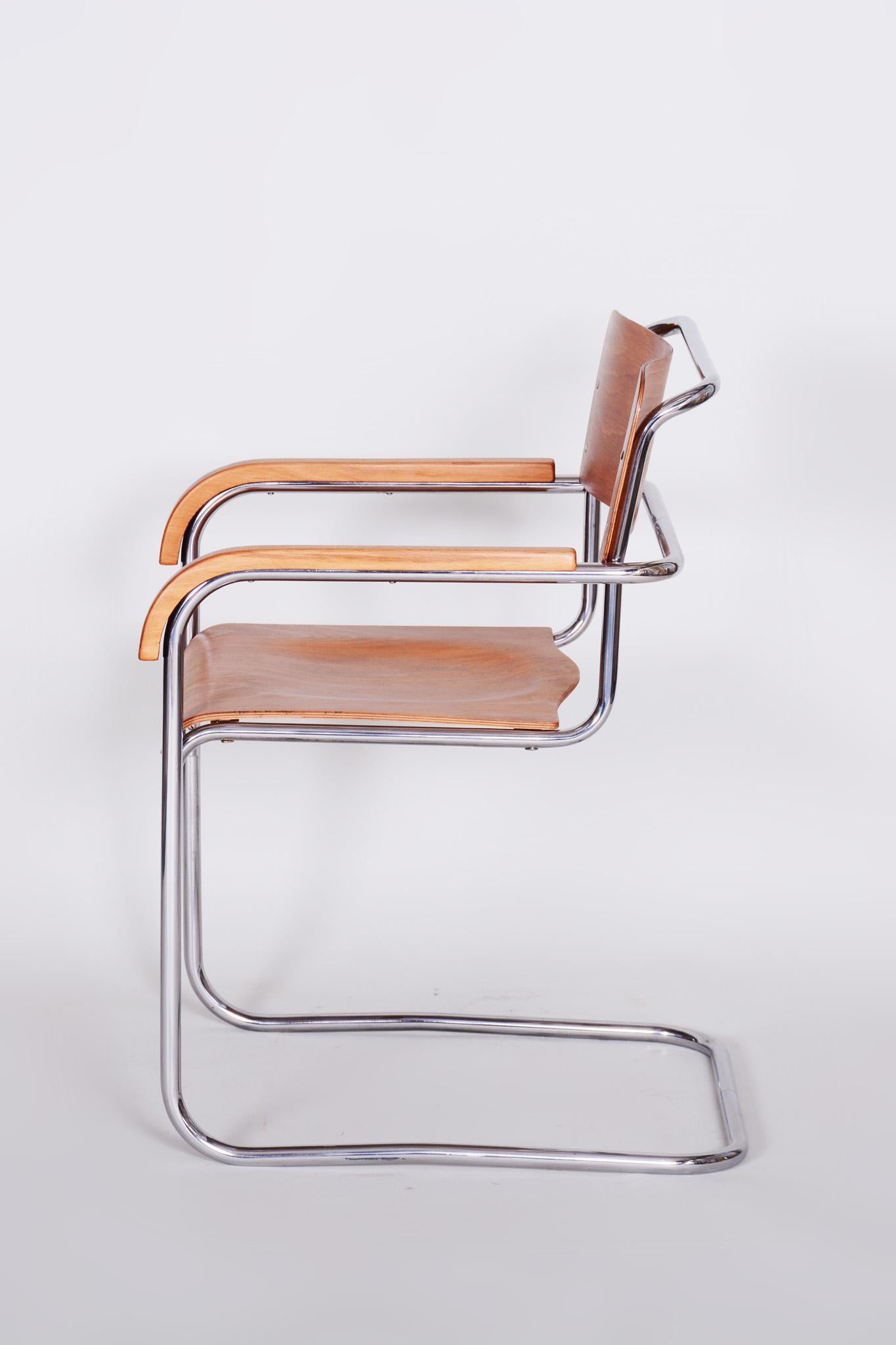 Czech Bauhaus Beech Armchair by Mücke and Melder, Chrome-Plated Steel, 1930s In Good Condition For Sale In Horomerice, CZ