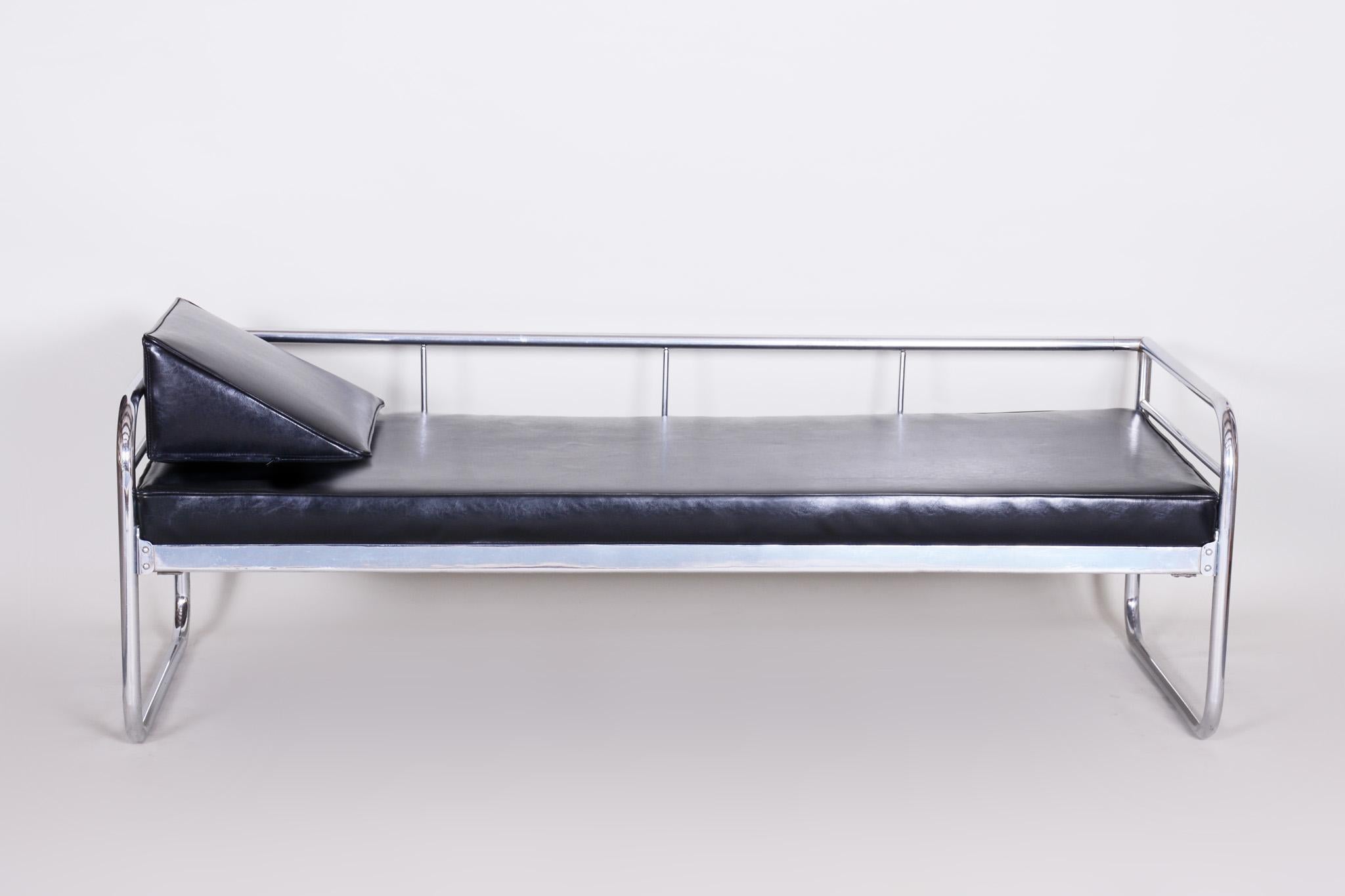 Sofa im Bauhaus-Stil mit verchromtem Stahlrohrgestell.
Hergestellt von Hynek Gottwald in den 1930er Jahren.
Das verchromte Stahlrohr ist in perfektem Originalzustand.
Neue Polstermöbel
Quelle: Tschechische Republik (Tschechoslowakei).