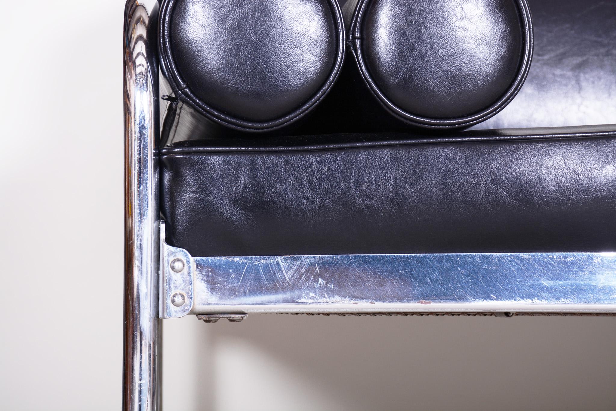 Czech Bauhaus Black Tubular Chrome Sofa by Hynek Gottwald, New Upholstery, 1930s In Good Condition For Sale In Horomerice, CZ