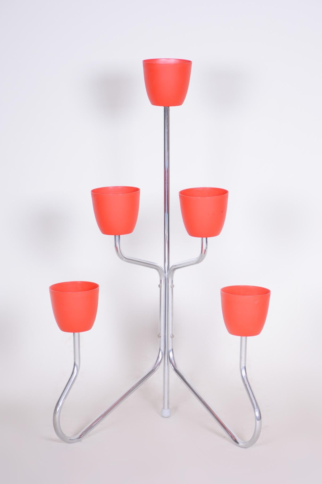 This flower stand with a frame of bent steel tube and plastic flower pots, was made in the 1950s in the Czech Republic. Original chromium plating in perfect original condition.

Source: Czechia
Period: 1950-1959.